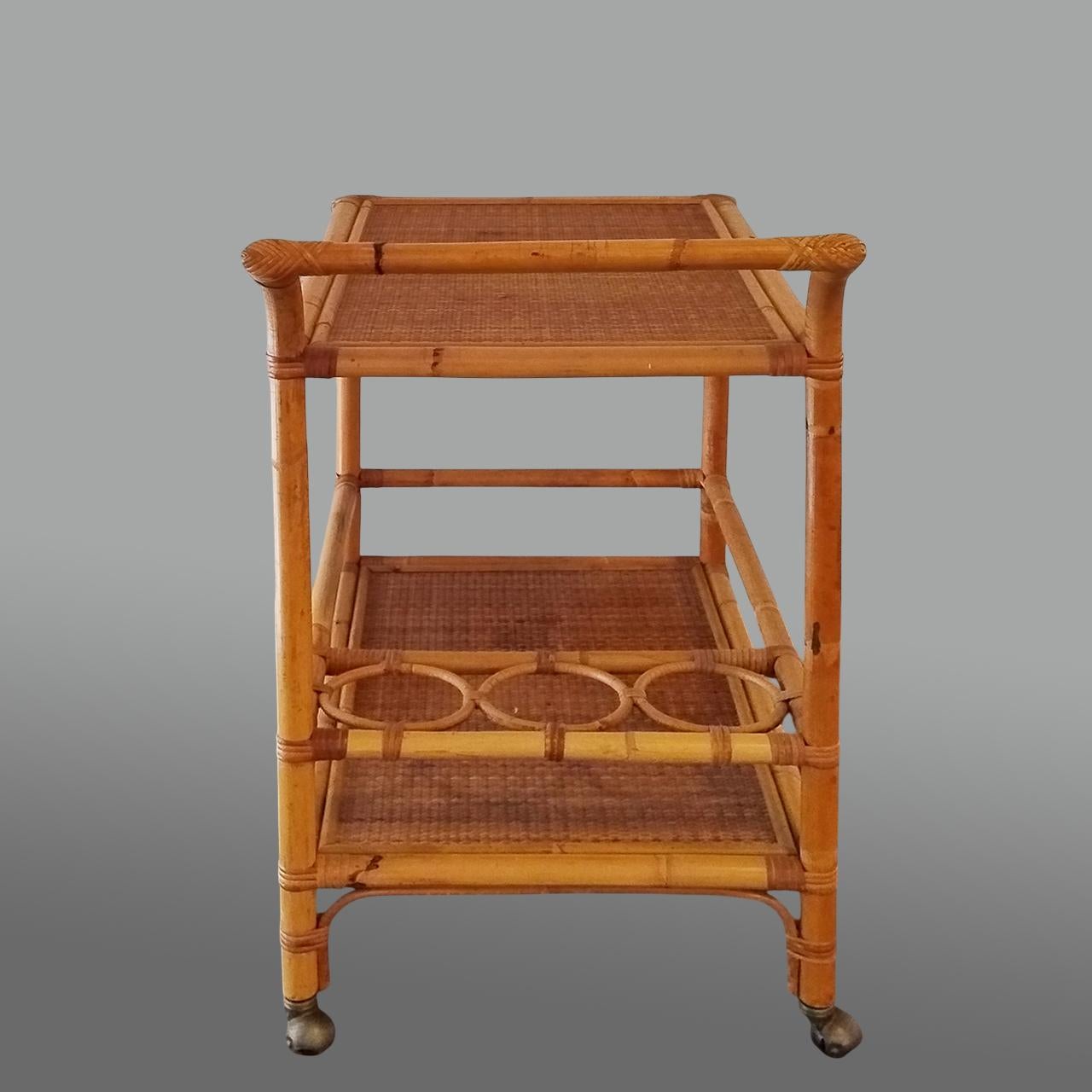 Milieu du XXe siècle 1960s Luxe Artisanal et Elegant Chariot de Bar en Bambou et Rotin. Fabriqué en Italie en vente