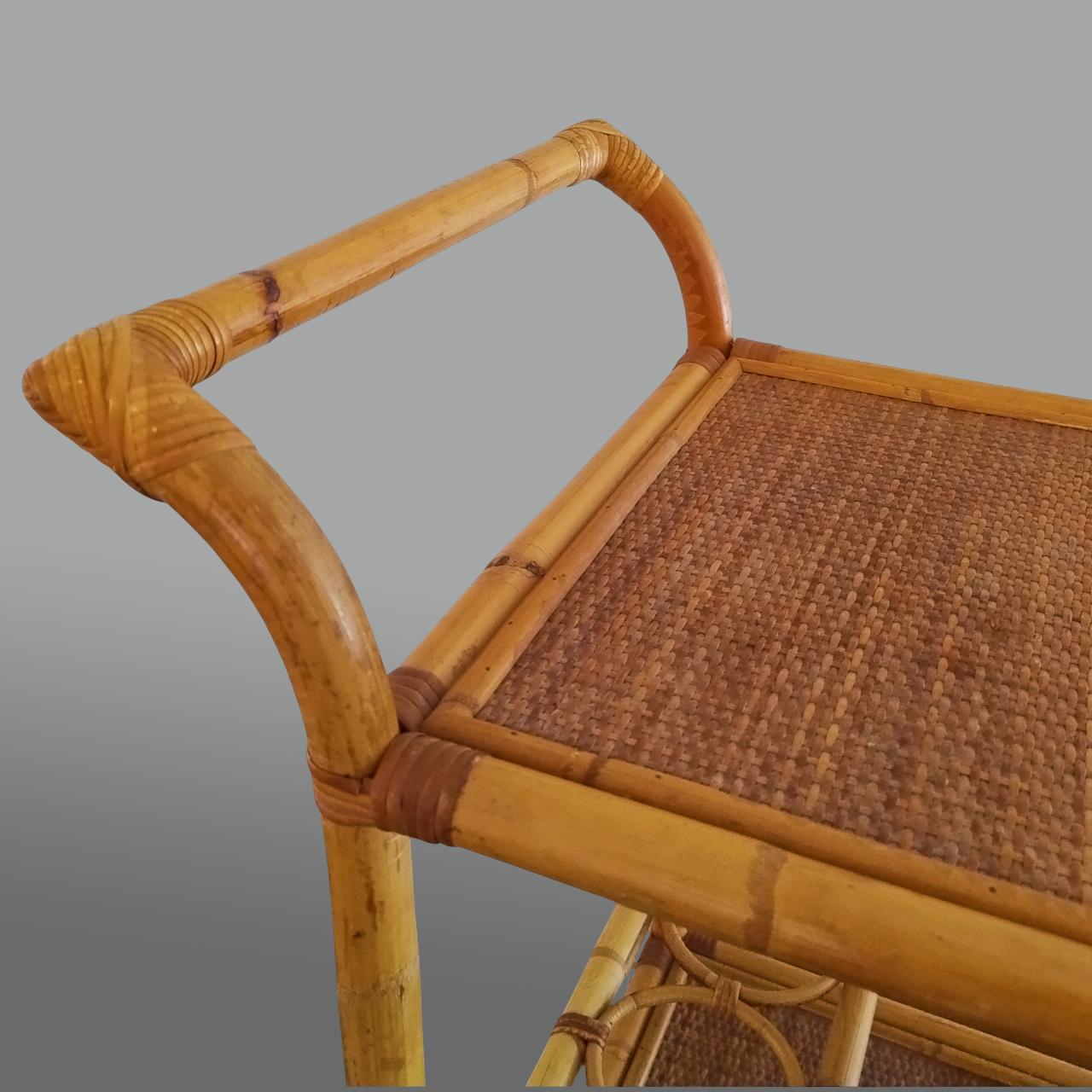 1960s Luxe Artisanal et Elegant Chariot de Bar en Bambou et Rotin. Fabriqué en Italie en vente 1