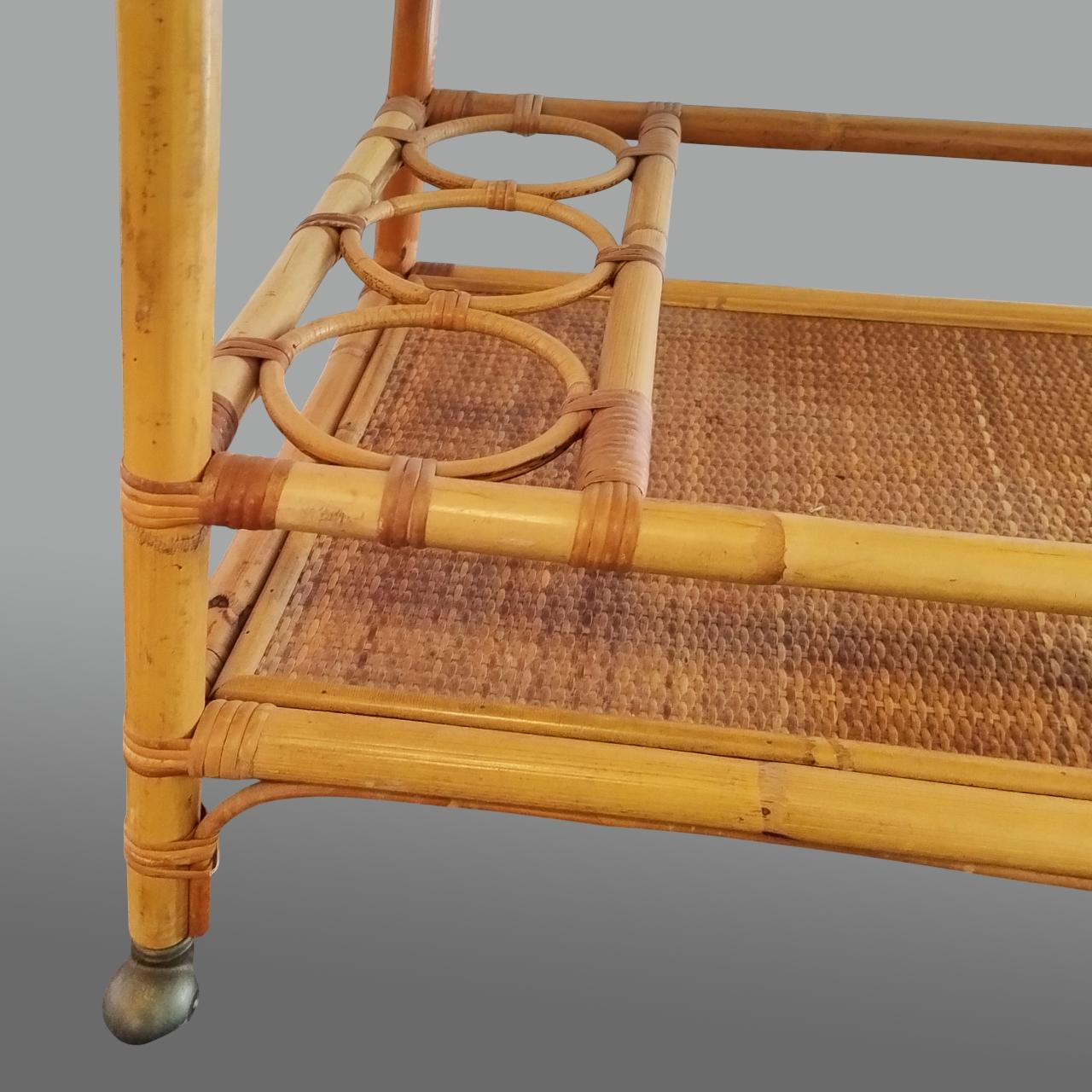 1960s Luxe Artisanal et Elegant Chariot de Bar en Bambou et Rotin. Fabriqué en Italie en vente 2