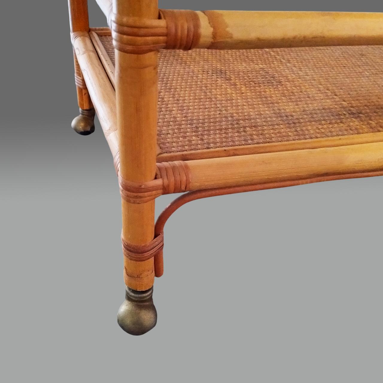 1960s Luxe Artisanal et Elegant Chariot de Bar en Bambou et Rotin. Fabriqué en Italie en vente 3