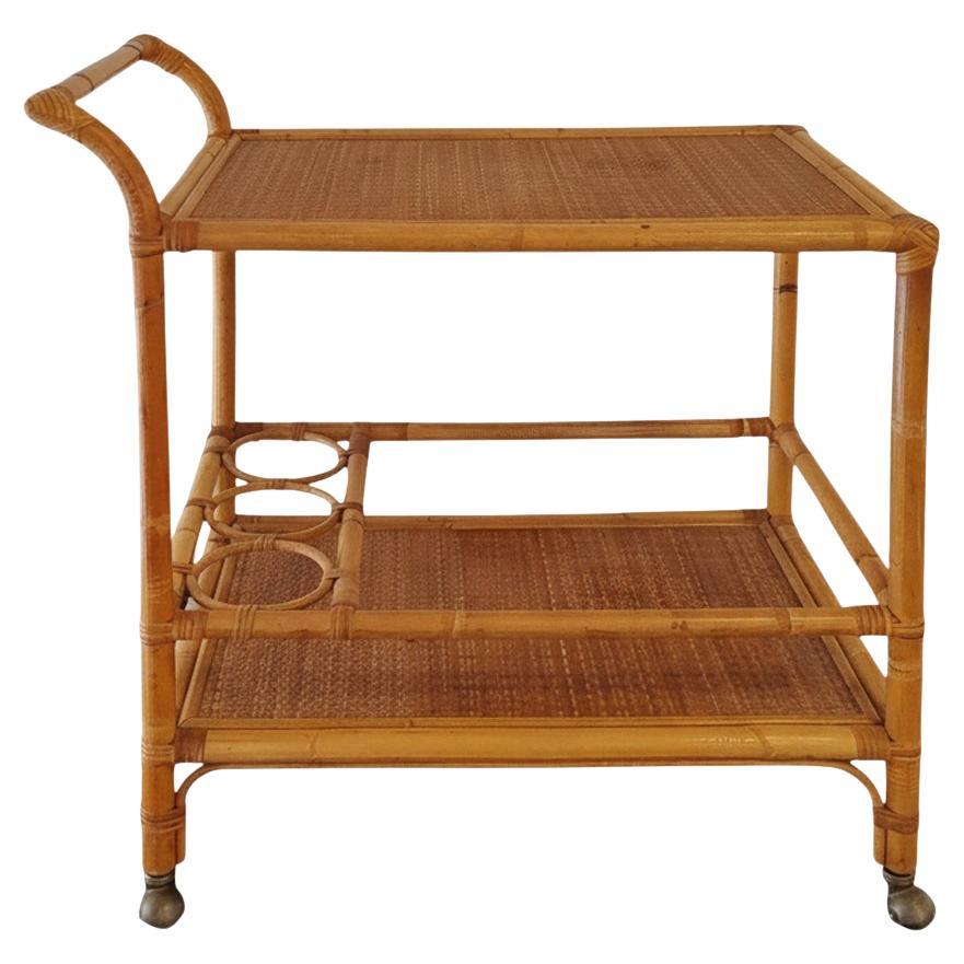 1960s Luxe Artisanal et Elegant Chariot de Bar en Bambou et Rotin. Fabriqué en Italie en vente
