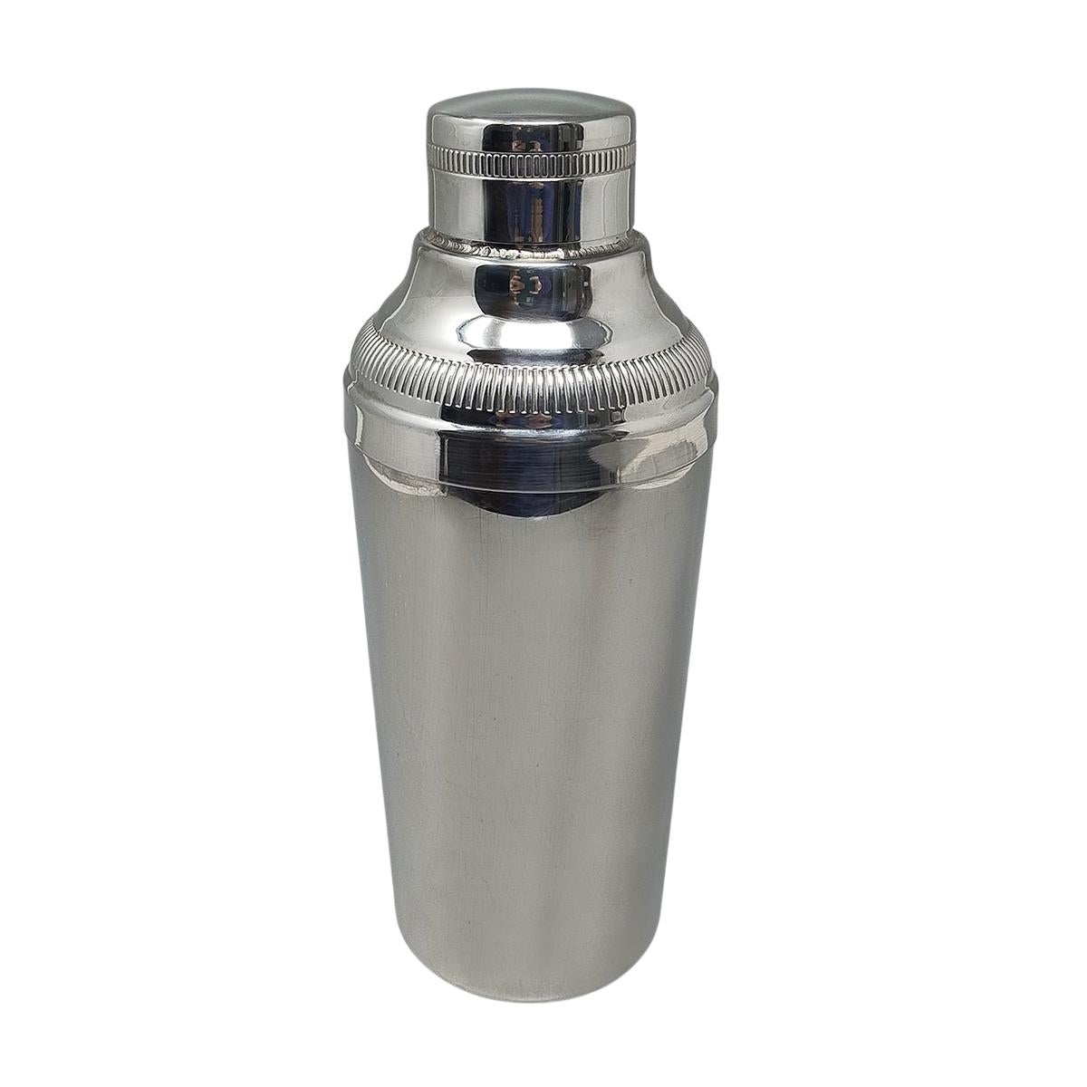 1960s  Luxury handcrafted cocktail shaker in stainless steel. Made in Italy. This shaker is in excellent condition.
Dimension:
diam 3,54 x 8,66 H inches
diam cm 9 x cm 22 H
