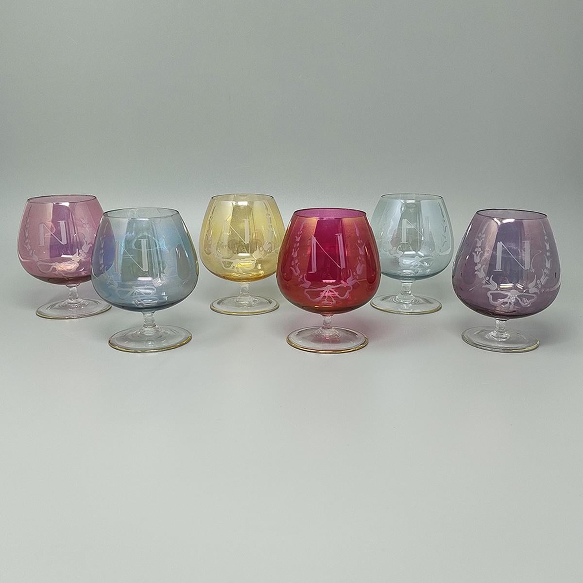 Años 60 Lujoso juego artesanal de seis copas de colores de Napoleón en cristal. Fabricado en Italia. Los artículos están en excelentes condiciones.
Dimensión
diámetro 3,14 x 4,72 pulgadas
diámetro cm 8 x cm 12 H

 
