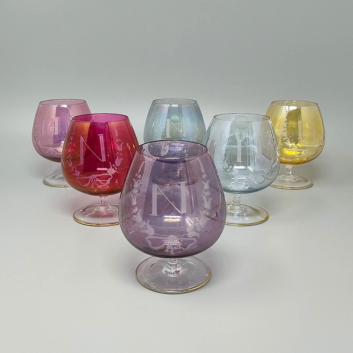 Juego artesanal de lujo de los años 60 de seis copas de colores de Napoleón en cristal. Hecho Italiano en venta