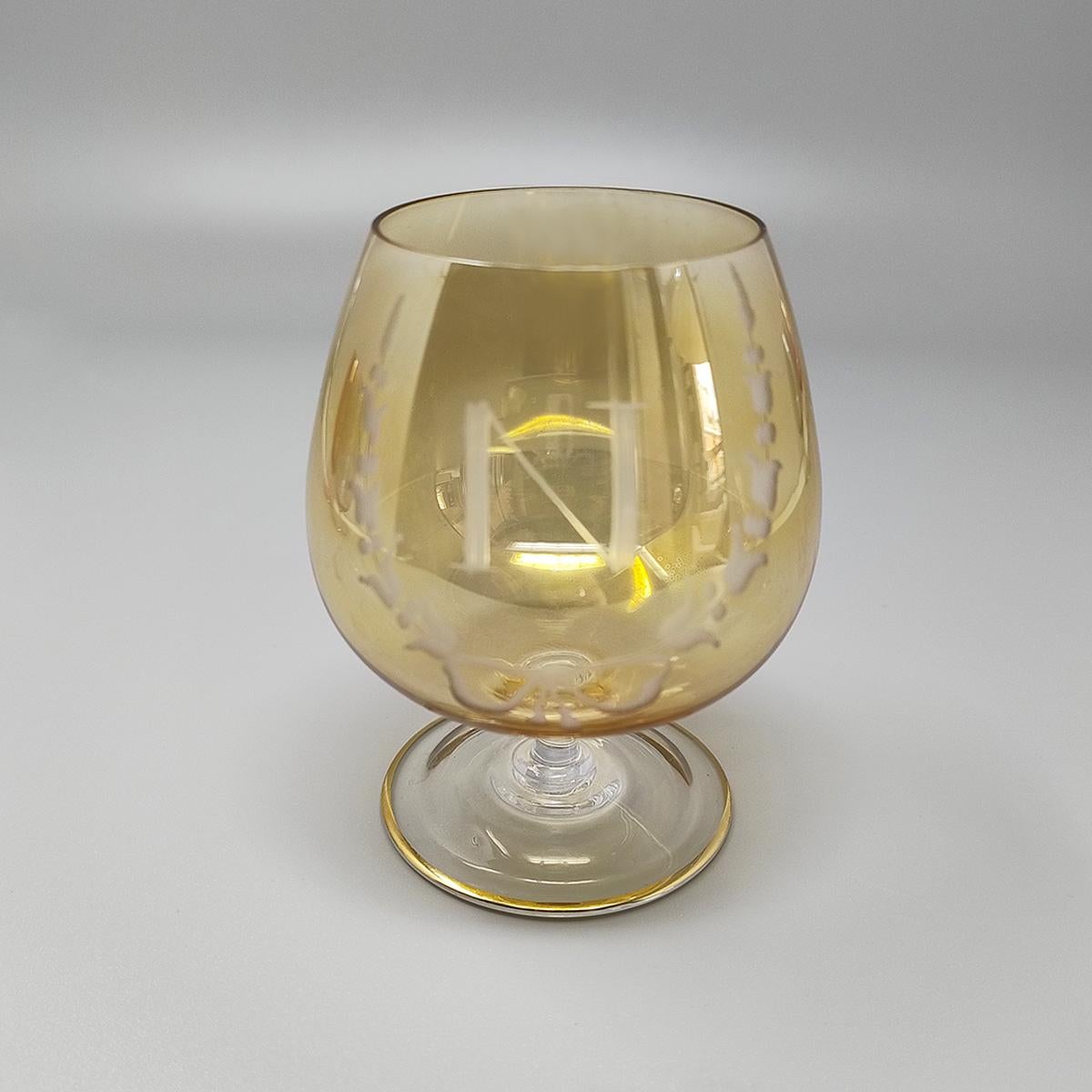 Juego artesanal de lujo de los años 60 de seis copas de colores de Napoleón en cristal. Hecho Cristal en venta