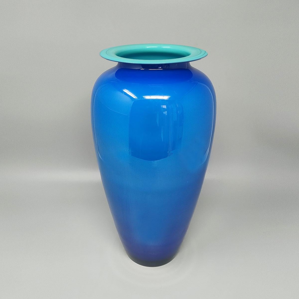 Años 1960 Lujoso jarrón azul hecho a mano en cristal de Murano por Ca dei Vetrai. Fabricado en Italia. El artículo está en excelentes condiciones. Este jarrón está hecho a mano en vidrio soplado. 
Dimensión:
diam 6,29 x 13,77 pulgadas H
diam 16 cm x