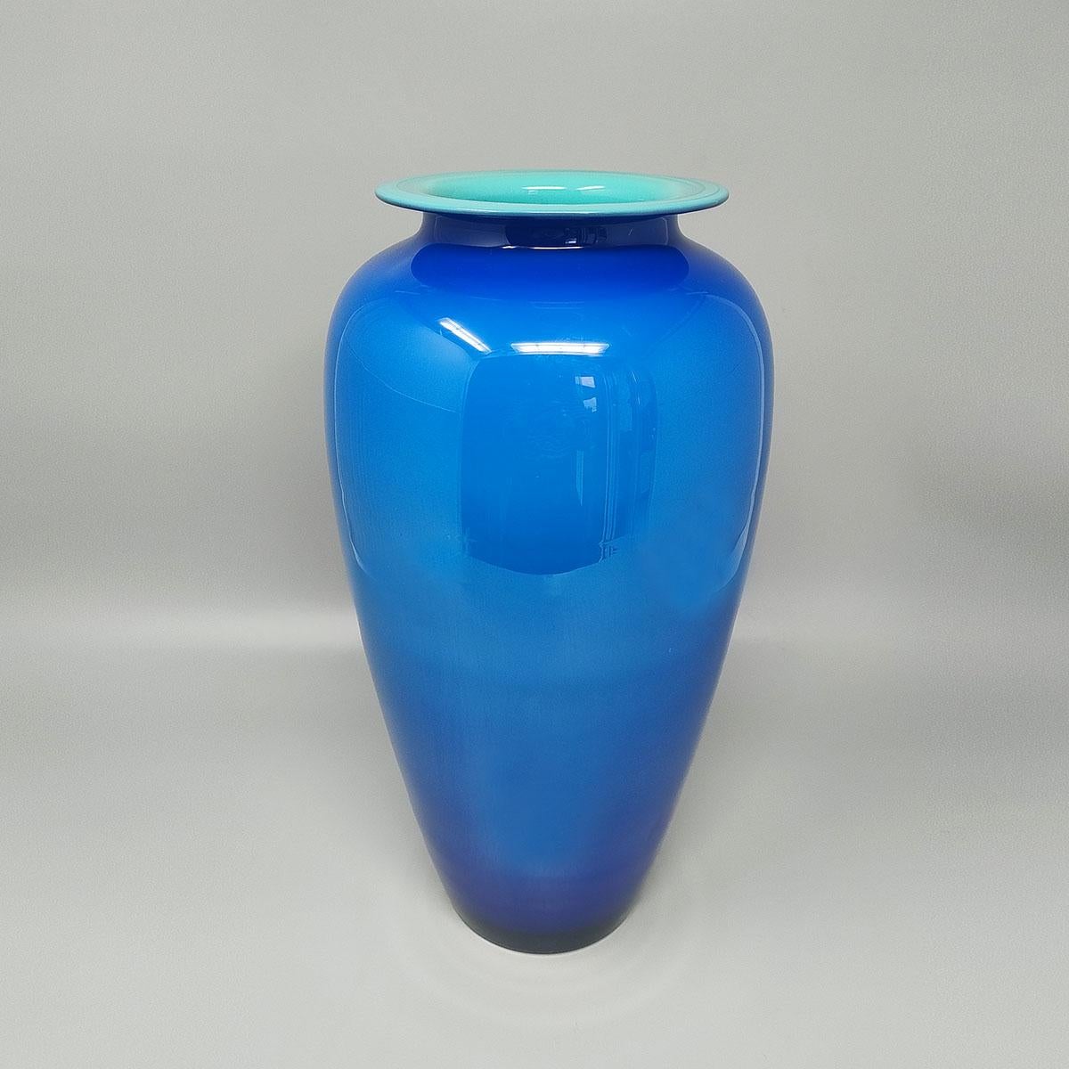 Jarrón azul artesanal de lujo de los años 60 en cristal de Murano por Ca dei Vetrai.Made in Italy Moderno de mediados de siglo en venta