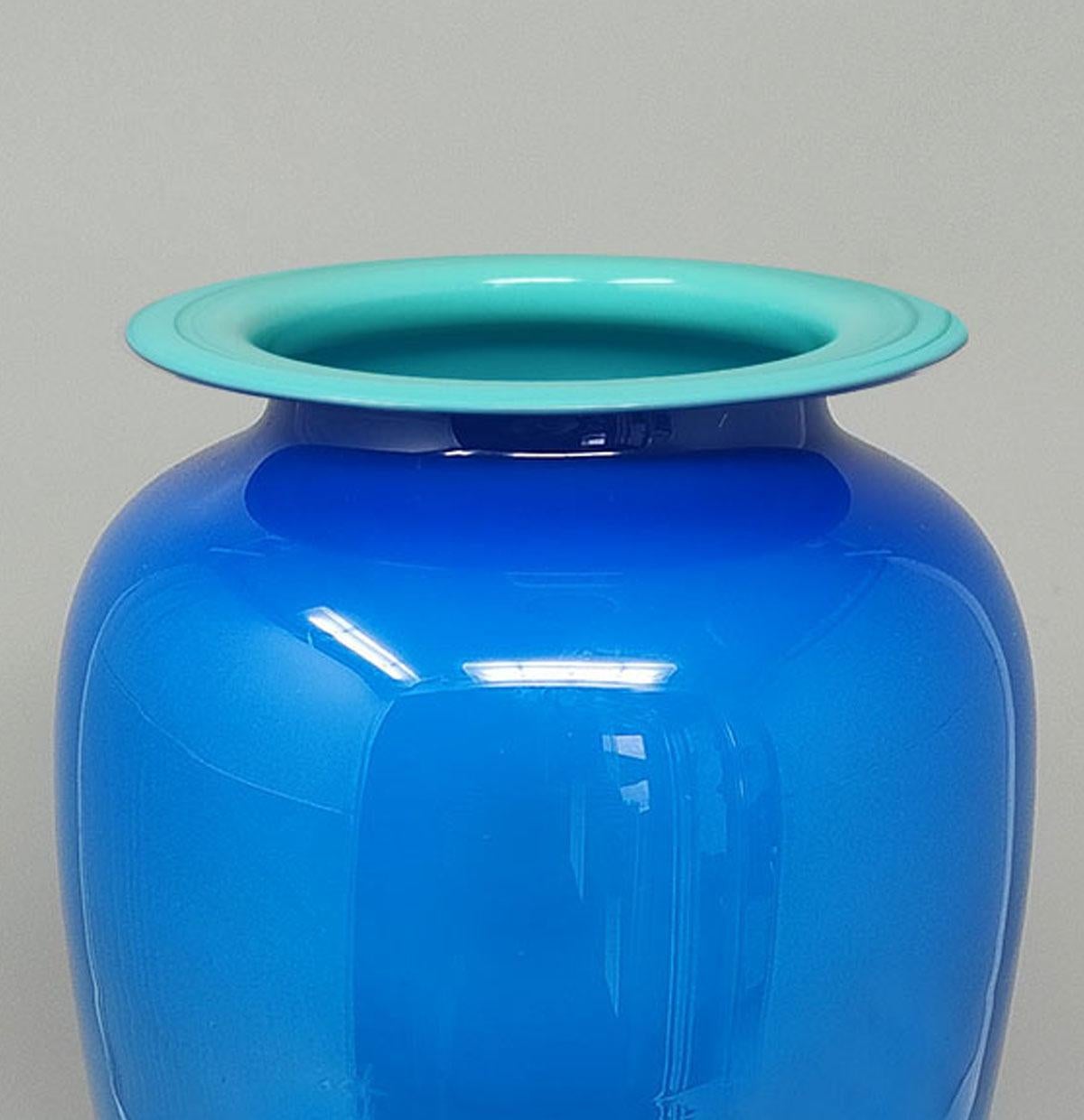 Jarrón azul artesanal de lujo de los años 60 en cristal de Murano por Ca dei Vetrai.Made in Italy mediados del siglo XX en venta