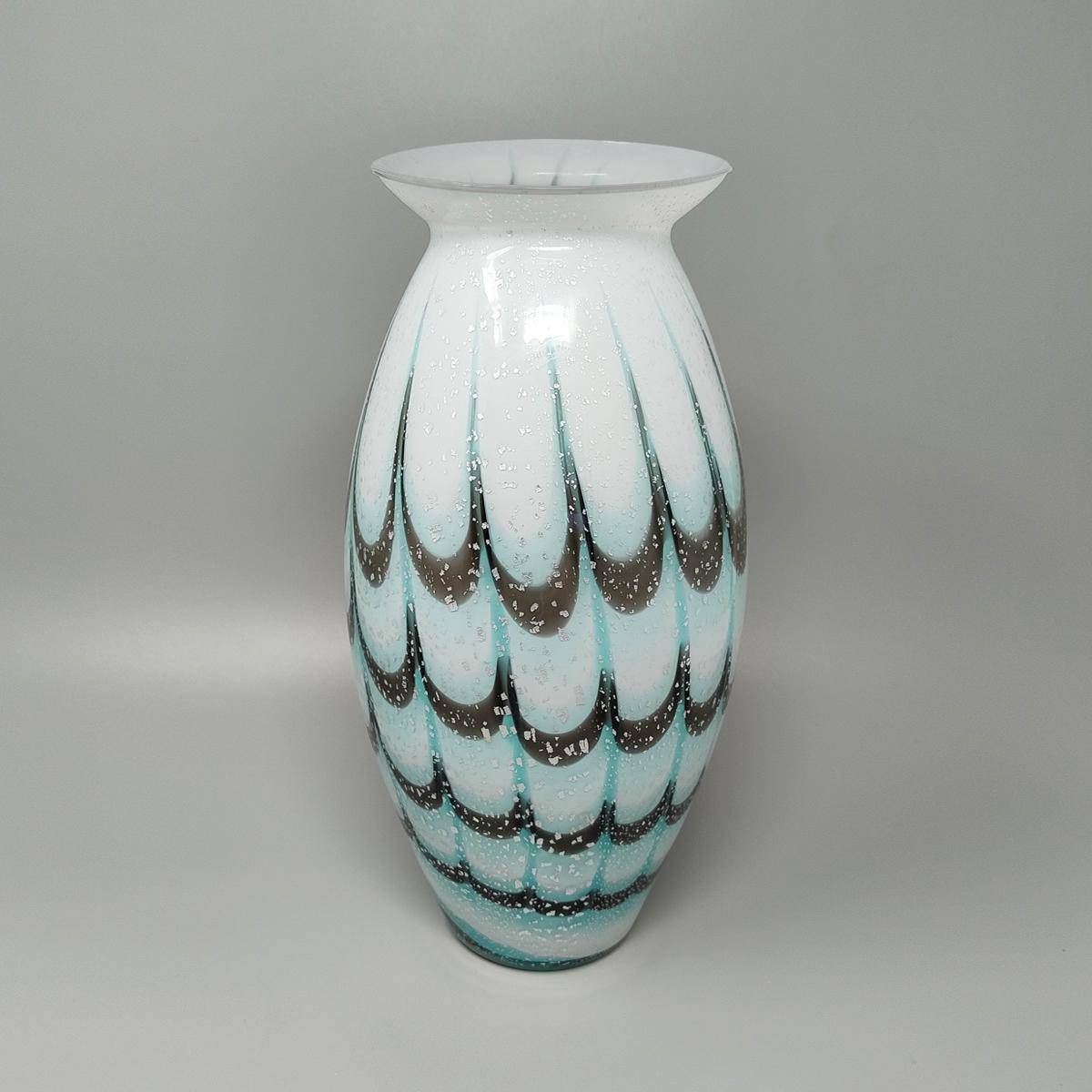 Luxe des années 1960  Vase artisanal en verre de Murano. Fait en Italie. L'article est en excellent état. Ce vase est fabriqué à la main en verre soufflé. 
Dimension :
diam 6,29 x 11,41 H pouces
diam 16 cm x 29 H cm
