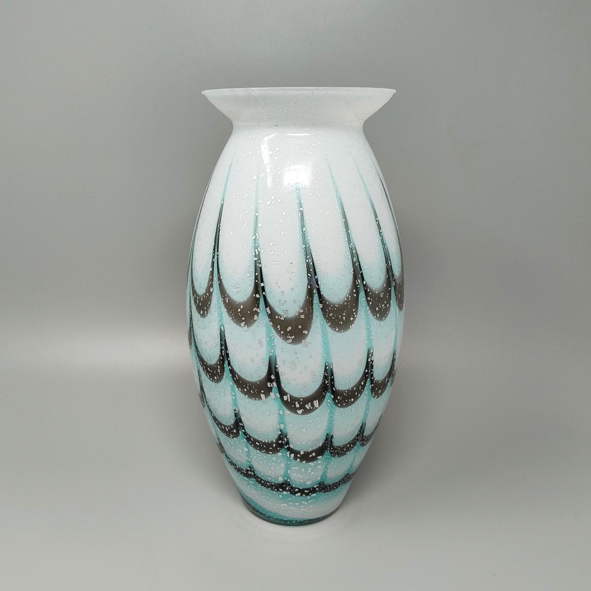 Mid-Century Modern Vase de luxe en verre de Murano fabriqué à la main dans les années 1960. Fabriqué en Italie en vente