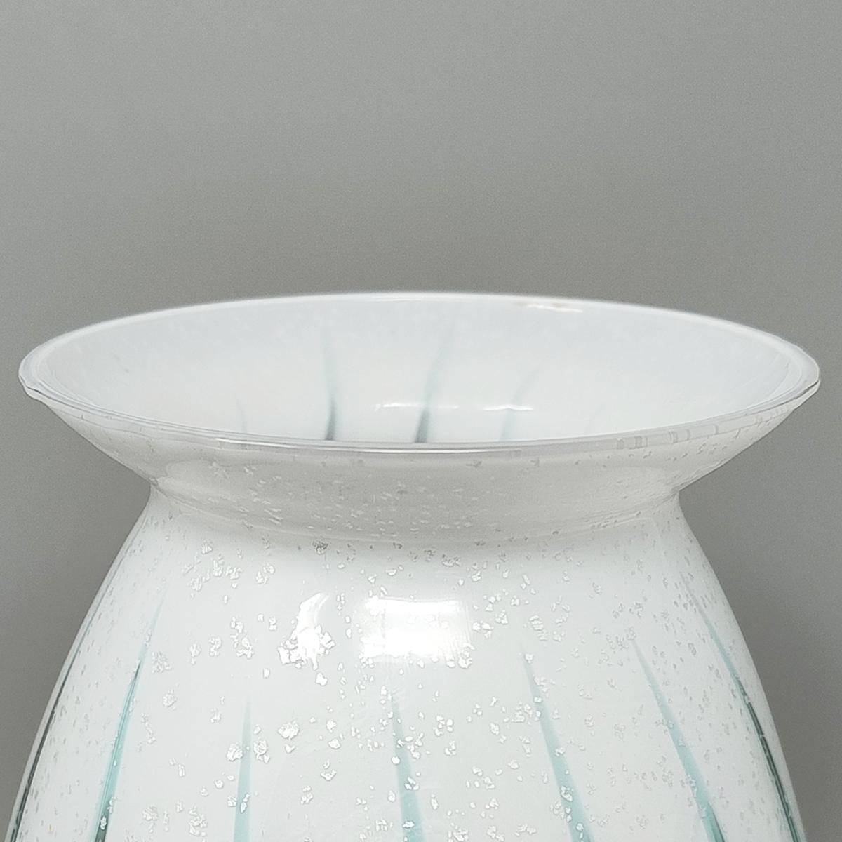 italien Vase de luxe en verre de Murano fabriqué à la main dans les années 1960. Fabriqué en Italie en vente