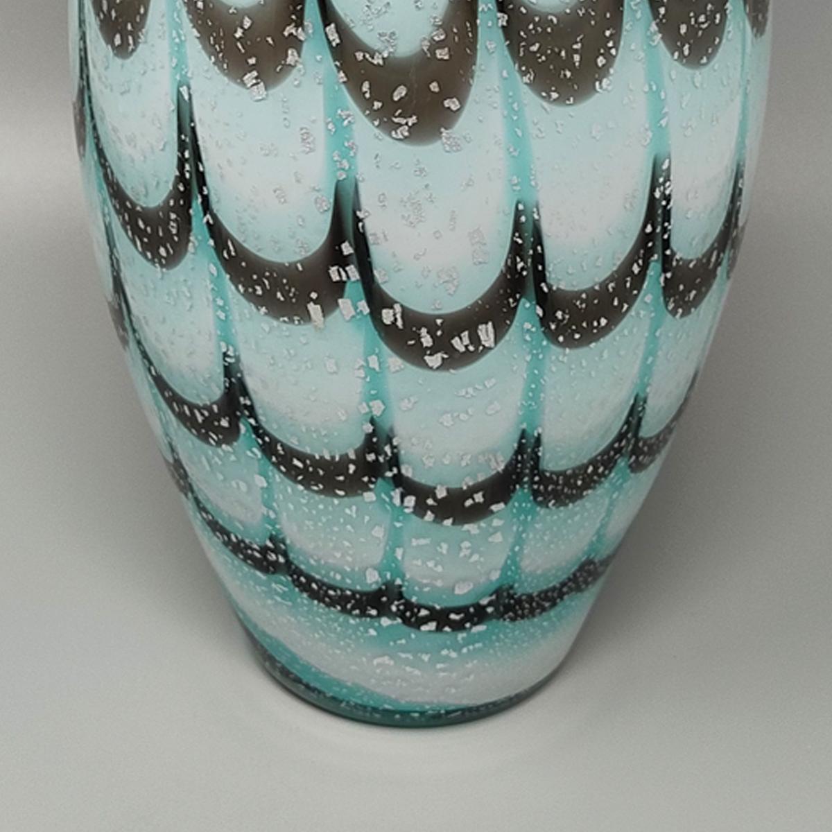 Milieu du XXe siècle Vase de luxe en verre de Murano fabriqué à la main dans les années 1960. Fabriqué en Italie en vente