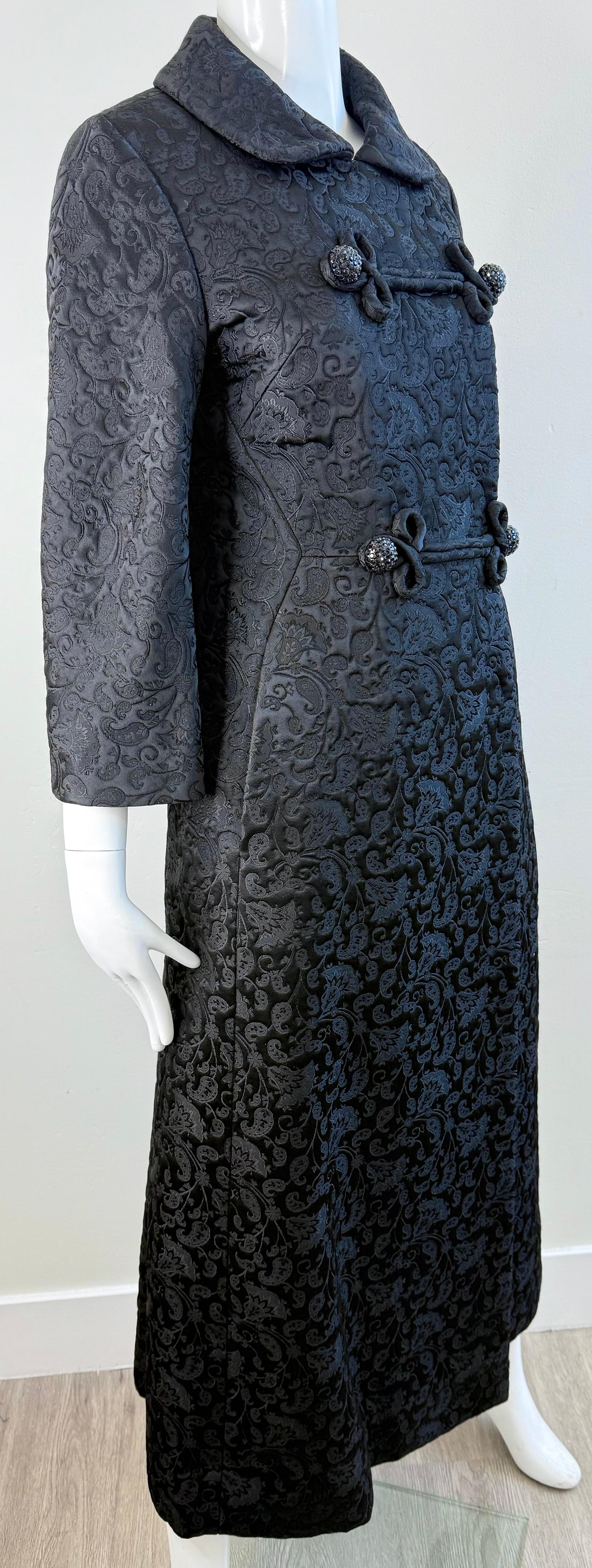 1960s Lydia Kessler Ltd Abrigo de noche de princesa de brocado negro con botones de strass en venta 6