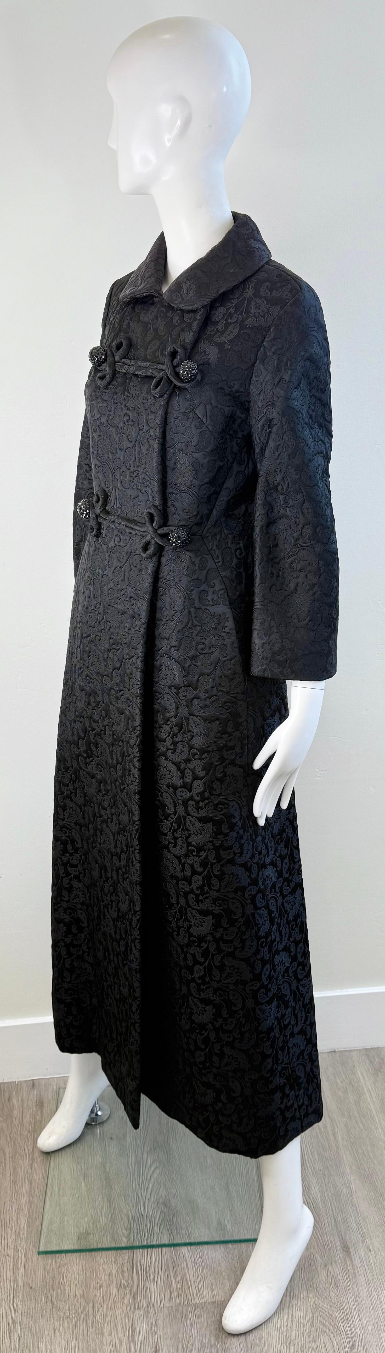 1960s Lydia Kessler Ltd Abrigo de noche de princesa de brocado negro con botones de strass en venta 7
