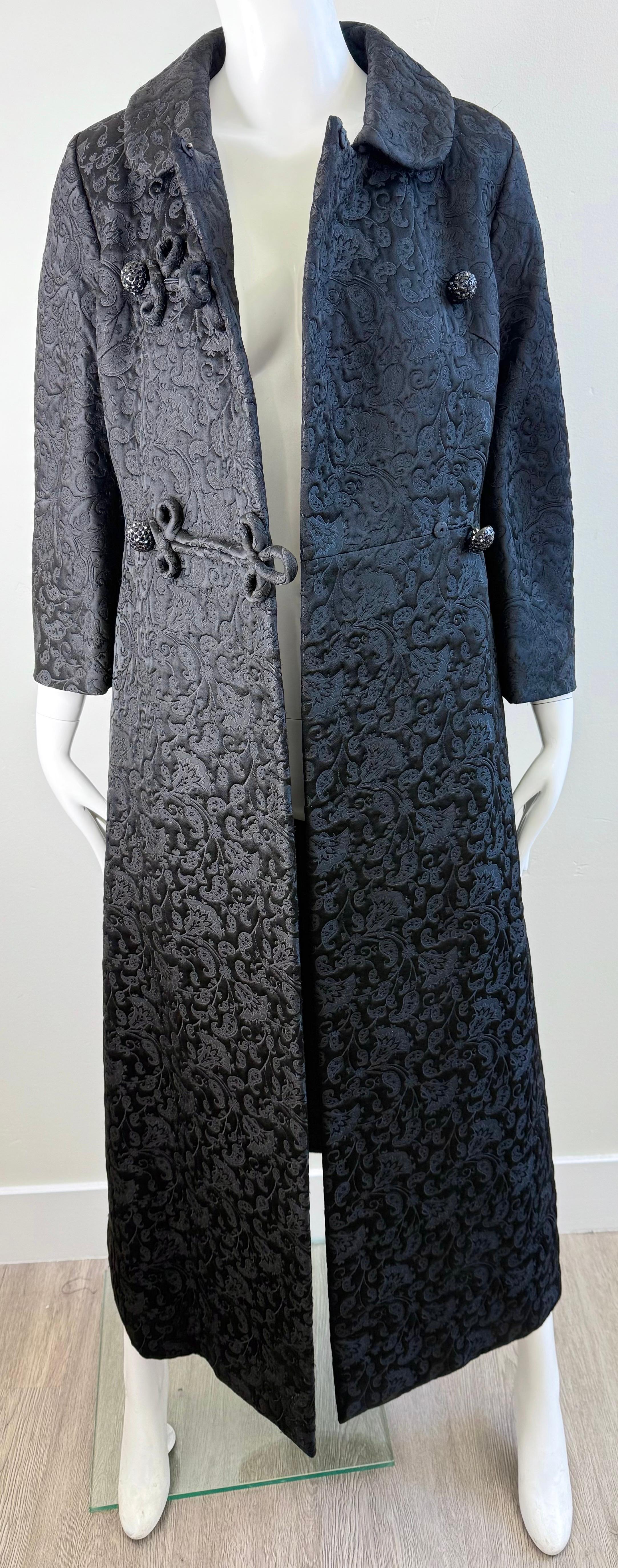 1960s Lydia Kessler Ltd Abrigo de noche de princesa de brocado negro con botones de strass en venta 8