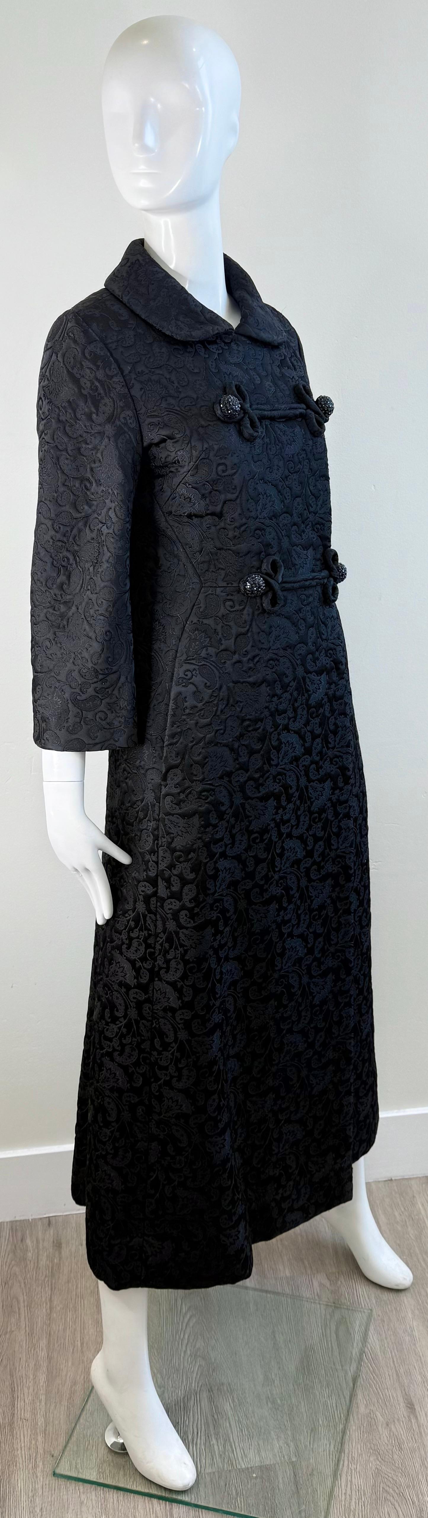 1960s Lydia Kessler Ltd Abrigo de noche de princesa de brocado negro con botones de strass en venta 9