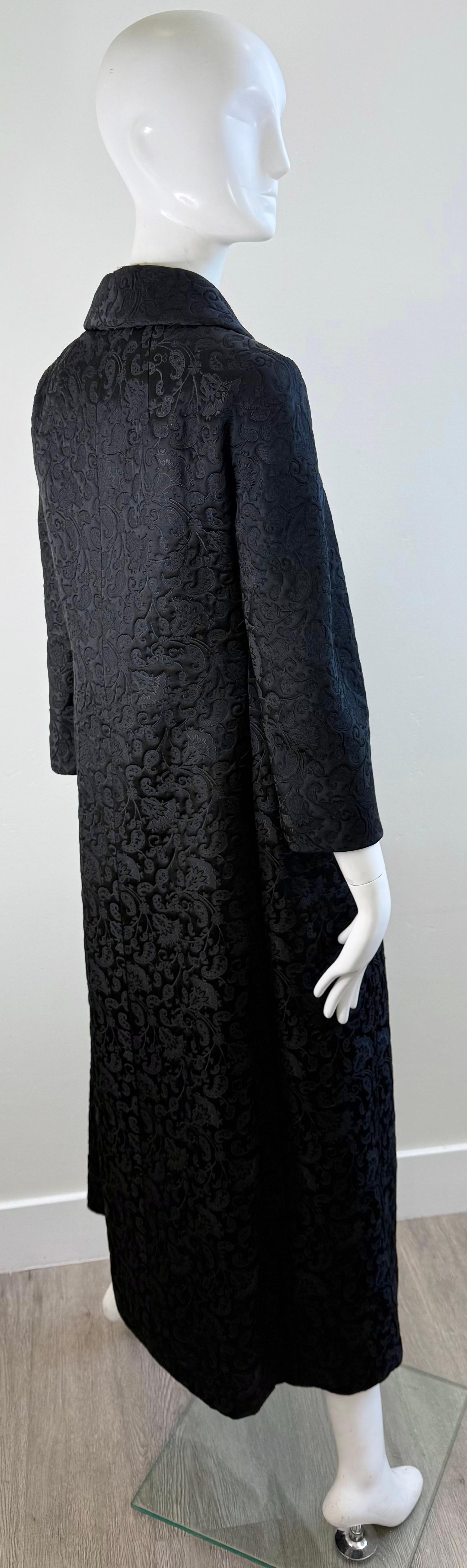 1960s Lydia Kessler Ltd Abrigo de noche de princesa de brocado negro con botones de strass en venta 10