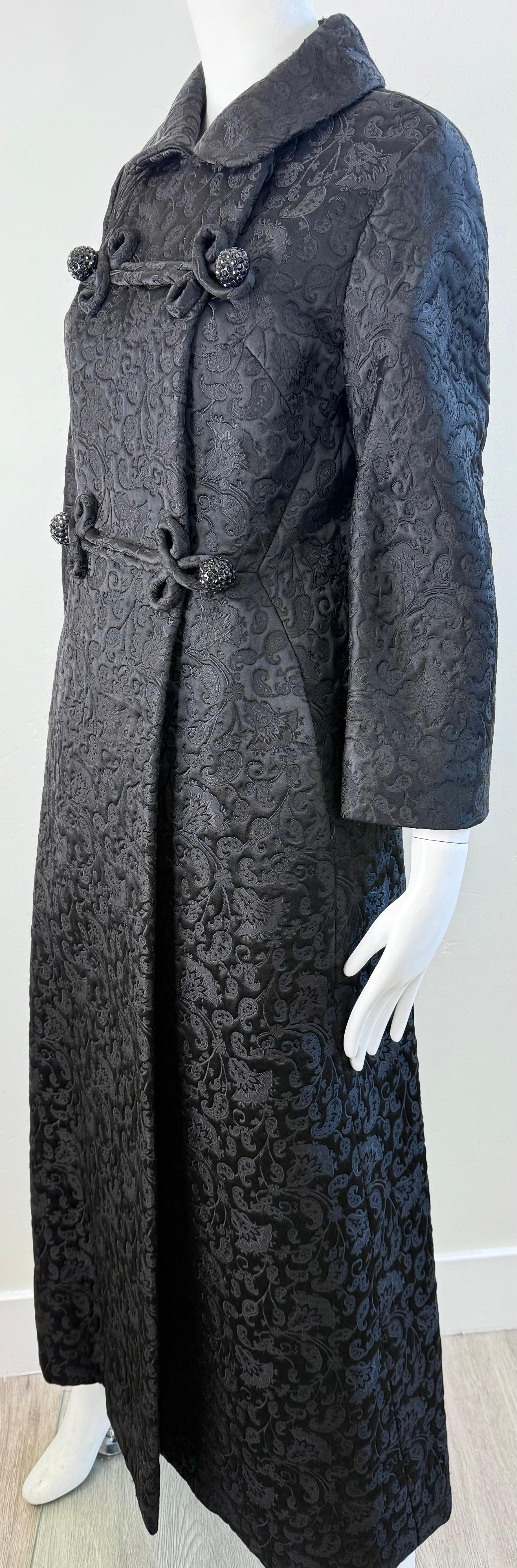 1960s Lydia Kessler Ltd Abrigo de noche de princesa de brocado negro con botones de strass en venta 11