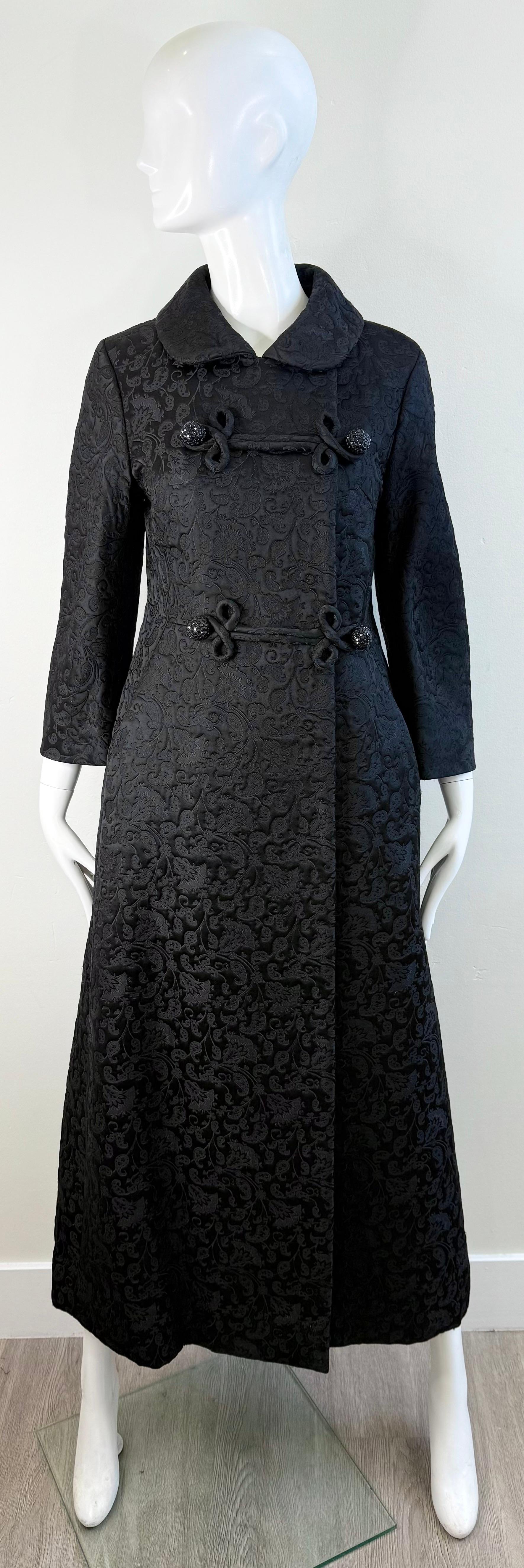 1960s Lydia Kessler Ltd Abrigo de noche de princesa de brocado negro con botones de strass en venta 12
