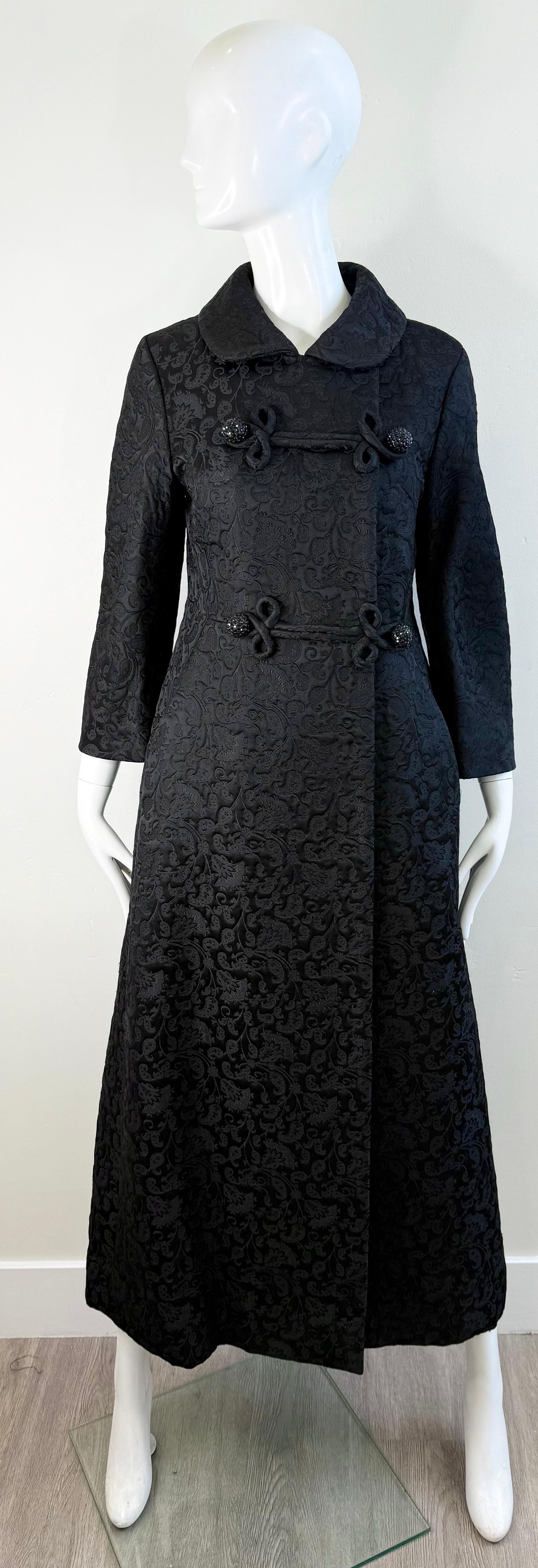 1960s Lydia Kessler Ltd Abrigo de noche de princesa de brocado negro con botones de strass Negro en venta