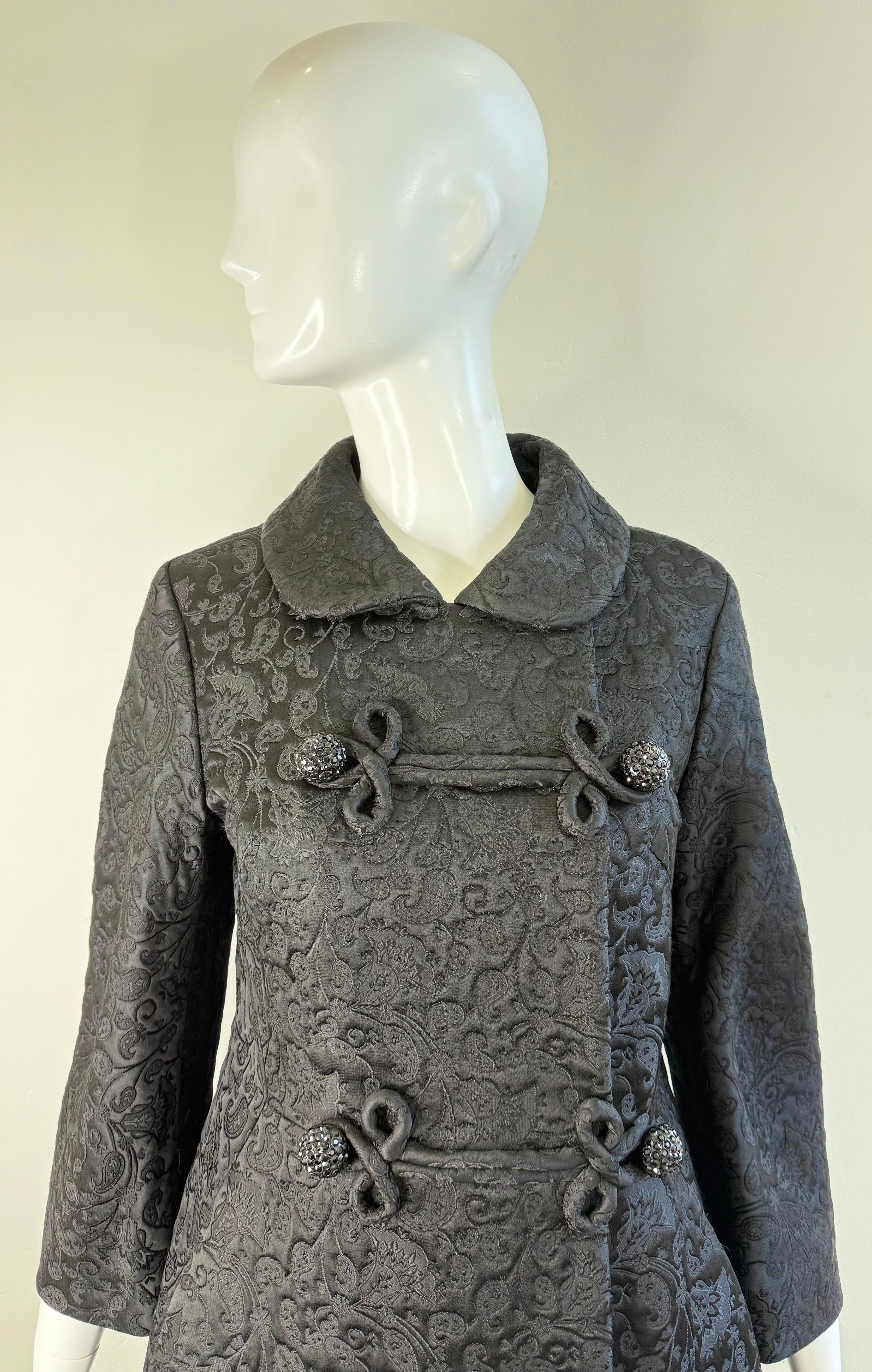 1960s Lydia Kessler Ltd Abrigo de noche de princesa de brocado negro con botones de strass en Excelente estado para la venta en San Diego, CA