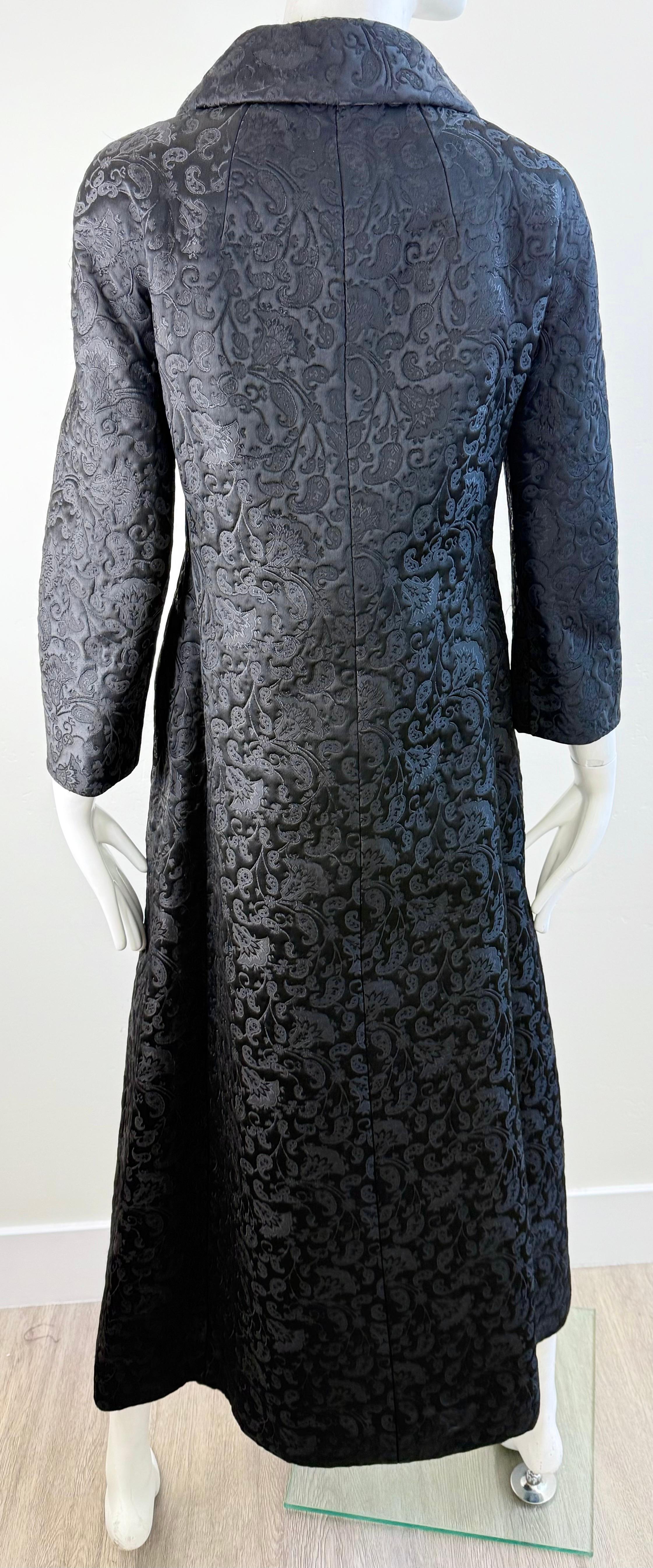 De las mujeres 1960s Lydia Kessler Ltd Abrigo de noche de princesa de brocado negro con botones de strass en venta