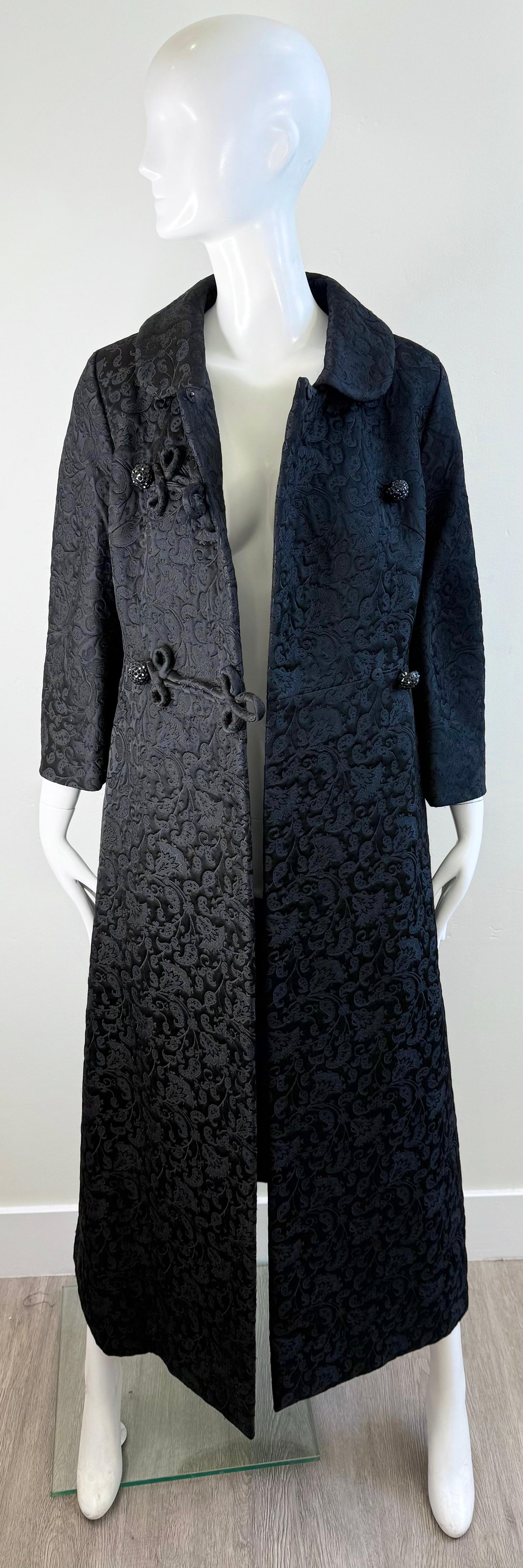 1960s Lydia Kessler Ltd Abrigo de noche de princesa de brocado negro con botones de strass en venta 1