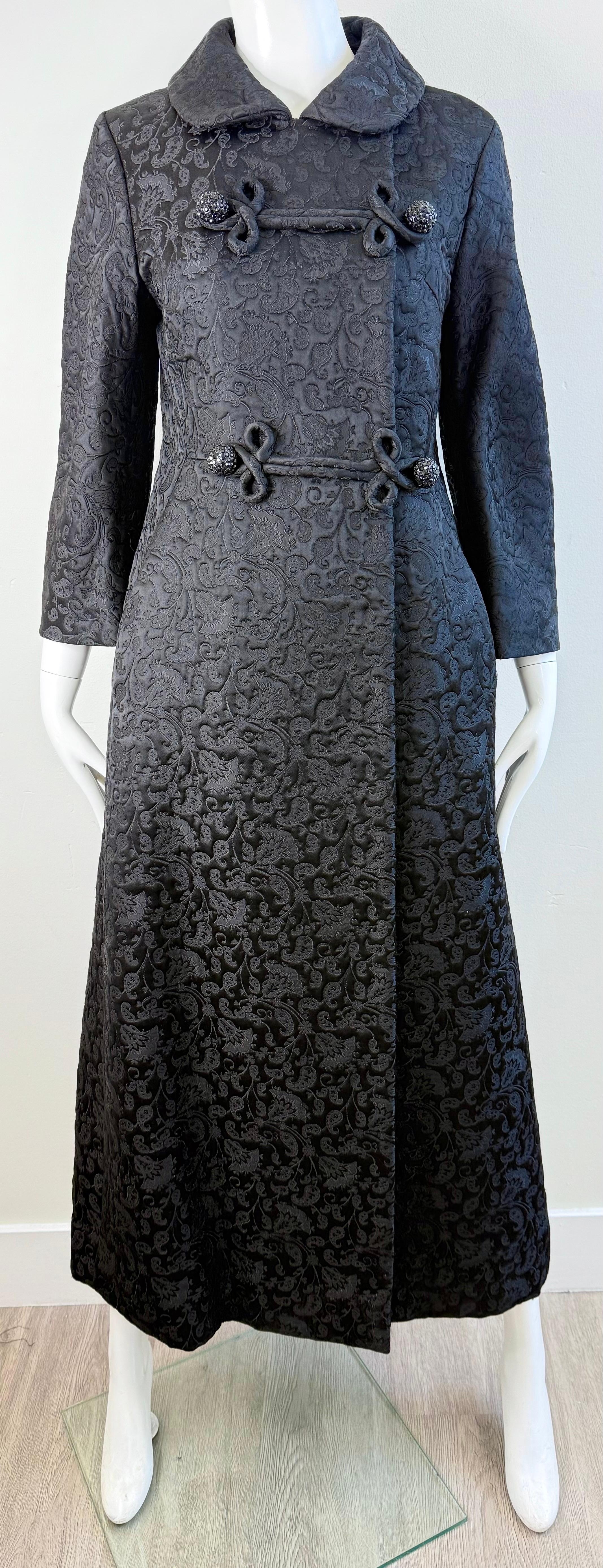 1960s Lydia Kessler Ltd Abrigo de noche de princesa de brocado negro con botones de strass en venta 2
