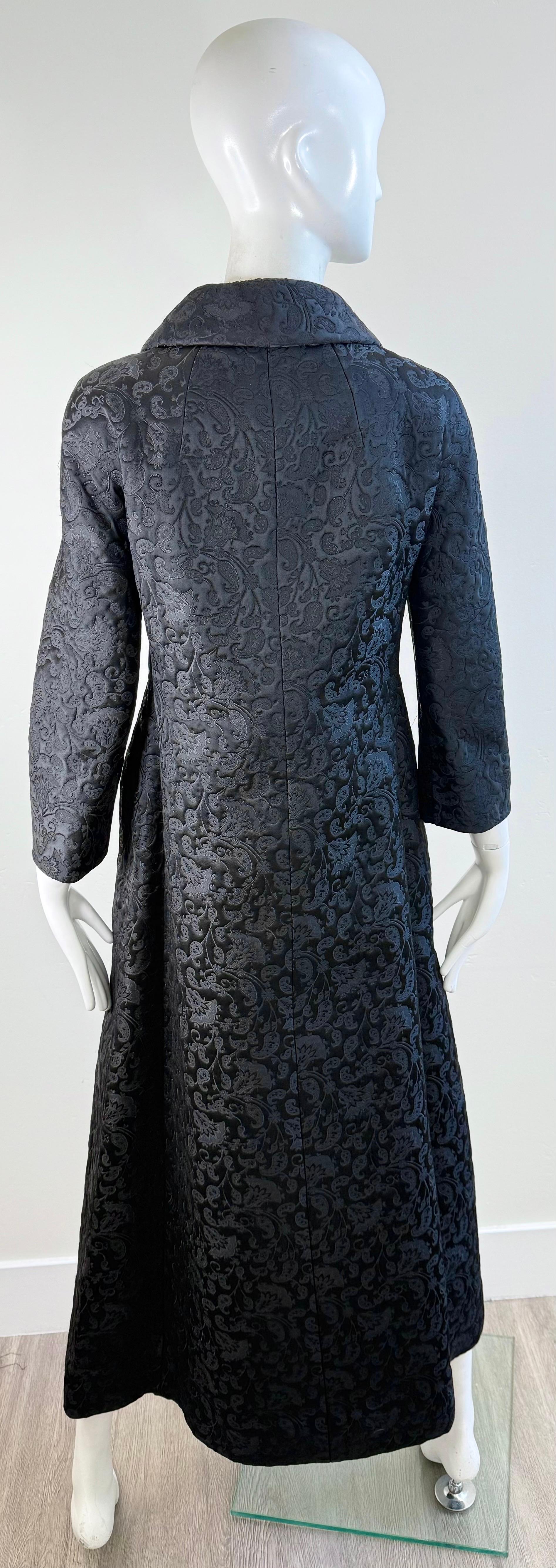 1960s Lydia Kessler Ltd Abrigo de noche de princesa de brocado negro con botones de strass en venta 3