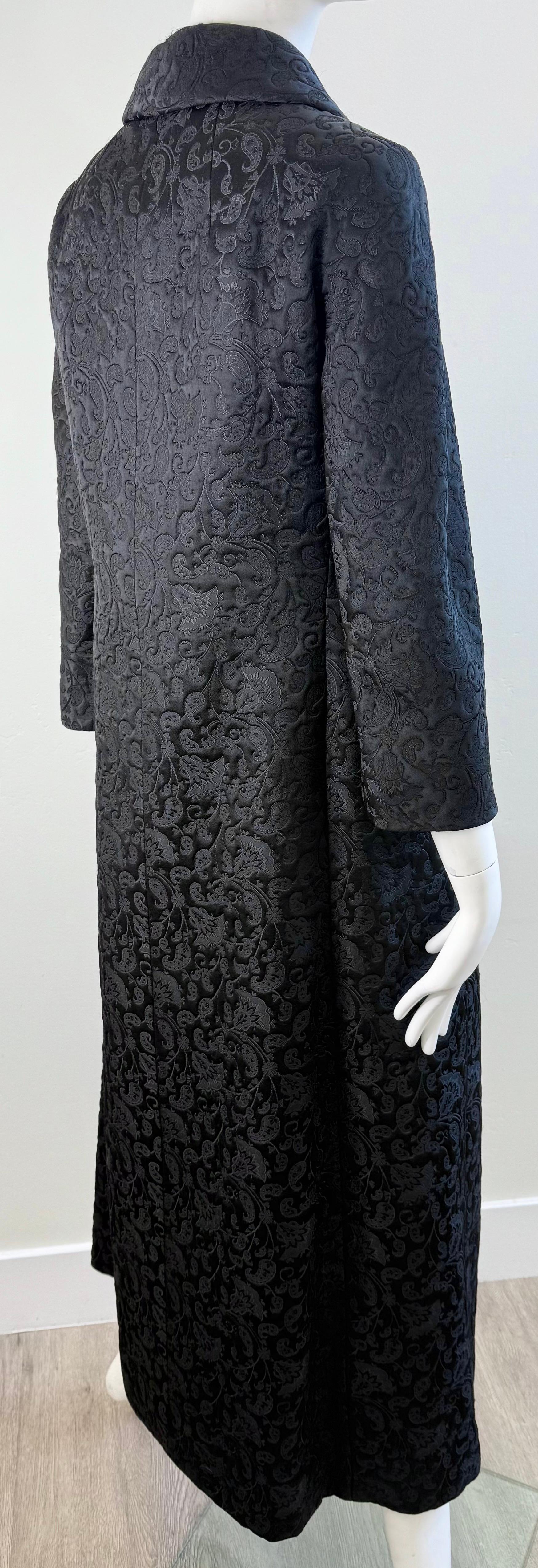1960s Lydia Kessler Ltd Abrigo de noche de princesa de brocado negro con botones de strass en venta 4
