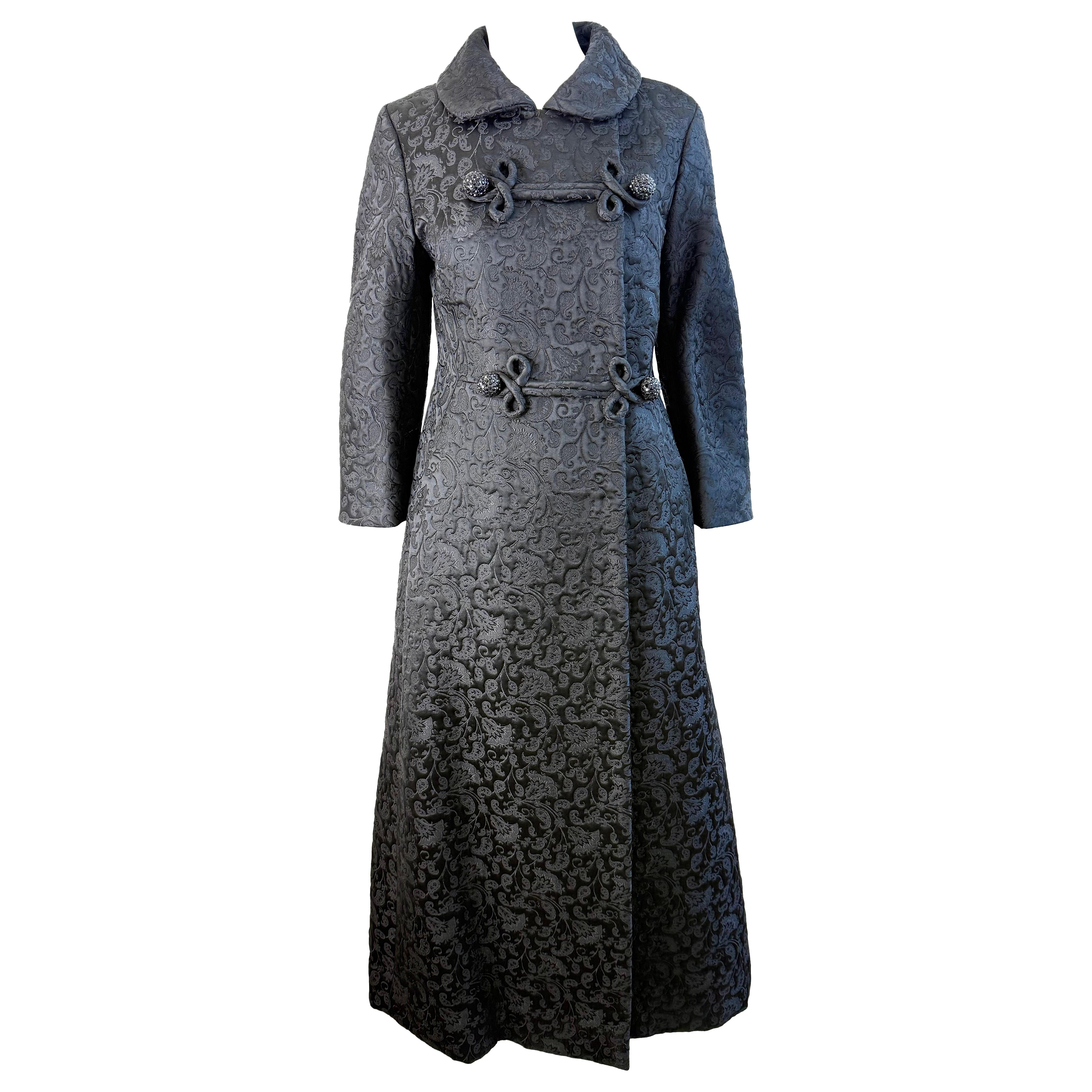 1960s Lydia Kessler Ltd Abrigo de noche de princesa de brocado negro con botones de strass en venta