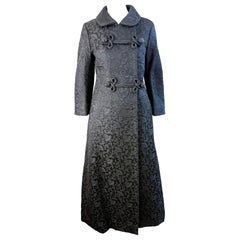1960 Lydia Kessler Ltd Cappotto da sera da principessa in broccato nero con bottoni di strass