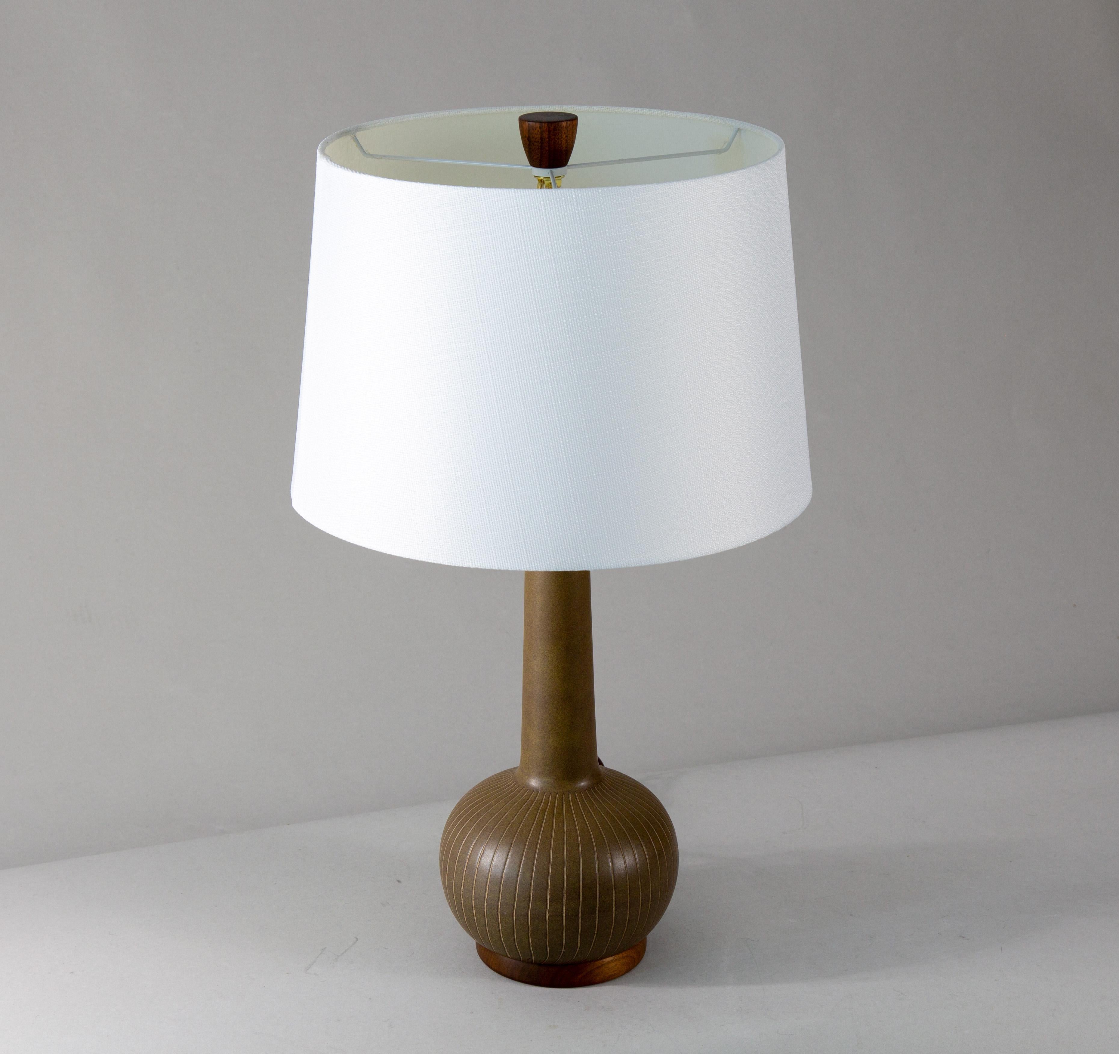 A highly collectable 1960s table lamp designed by Jane and Gordon Martz of Marshall Studios in Veedersburg Indiana. These lamps are highly sought after and are showing up in designs all over the world. Blending sophistication and modern, these lamps