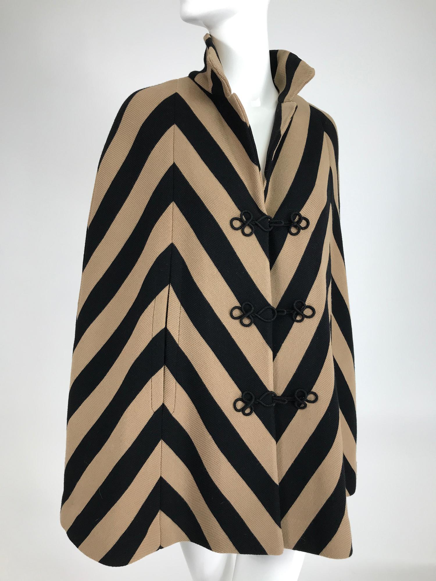 1960er Jahre Coltalia in Italien schwarz & tan Streifen stricken Umhang gemacht. Stylischer Umhang mit Kragen am Hals und V vorne, schließt vorne mit schwarzen Kordel-Fröschen. Der Umhang hat an jeder Seite eine Öffnung für die Vorderarme.