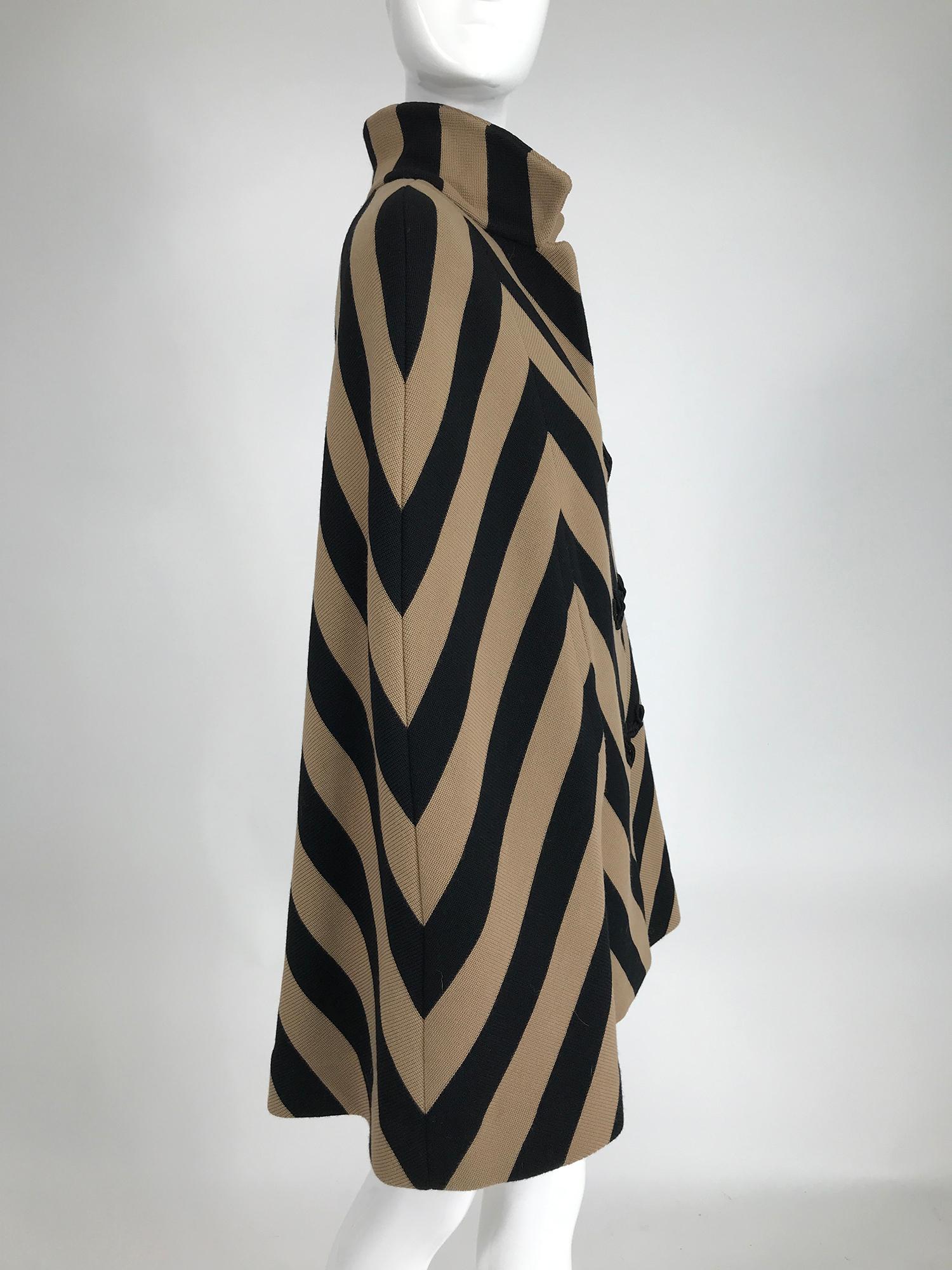 1960er Jahre Made in Italy Schwarzer und brauner gestreifter Strickumhang Damen