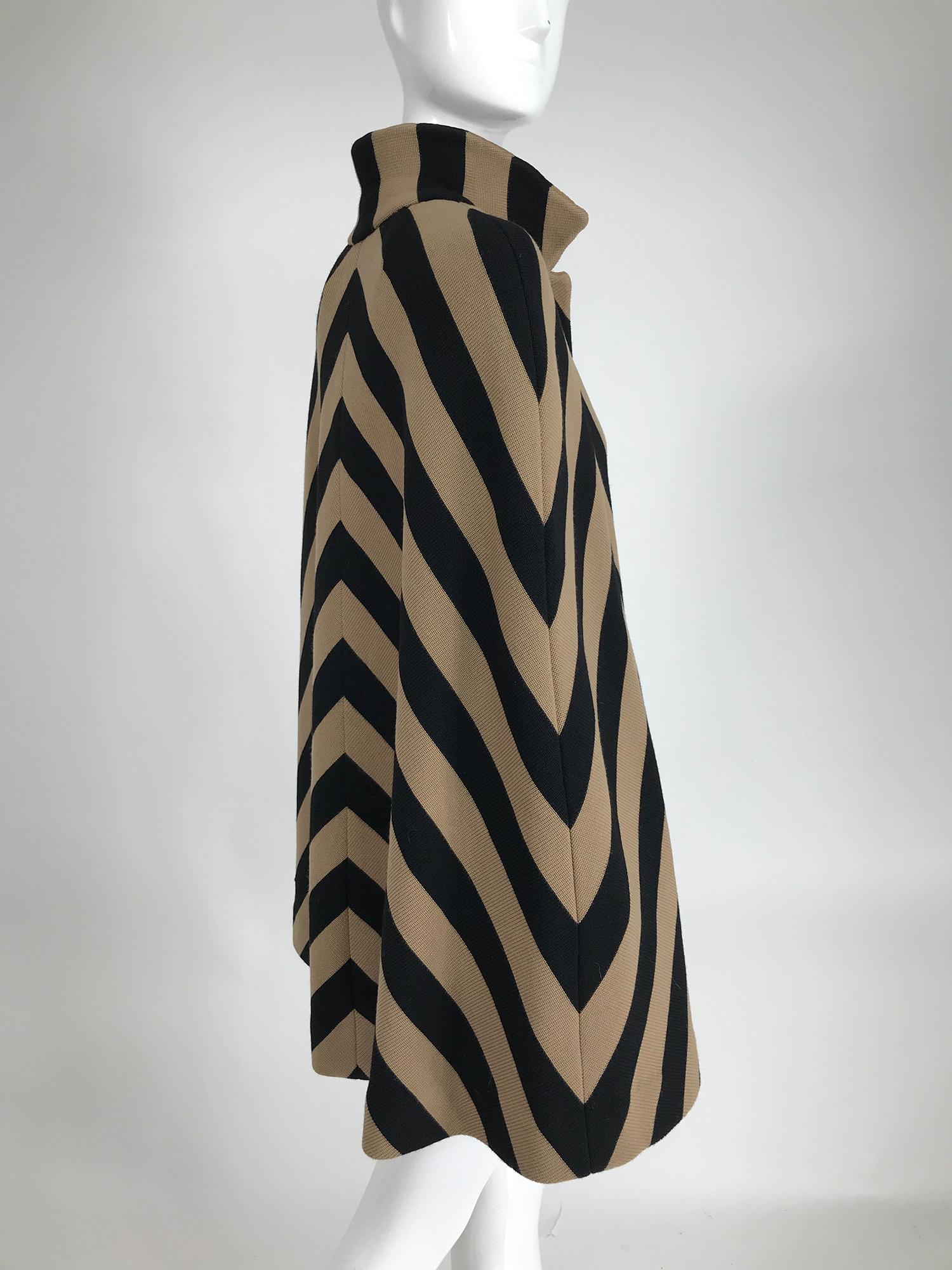 1960er Jahre Made in Italy Schwarzer und brauner gestreifter Strickumhang 1