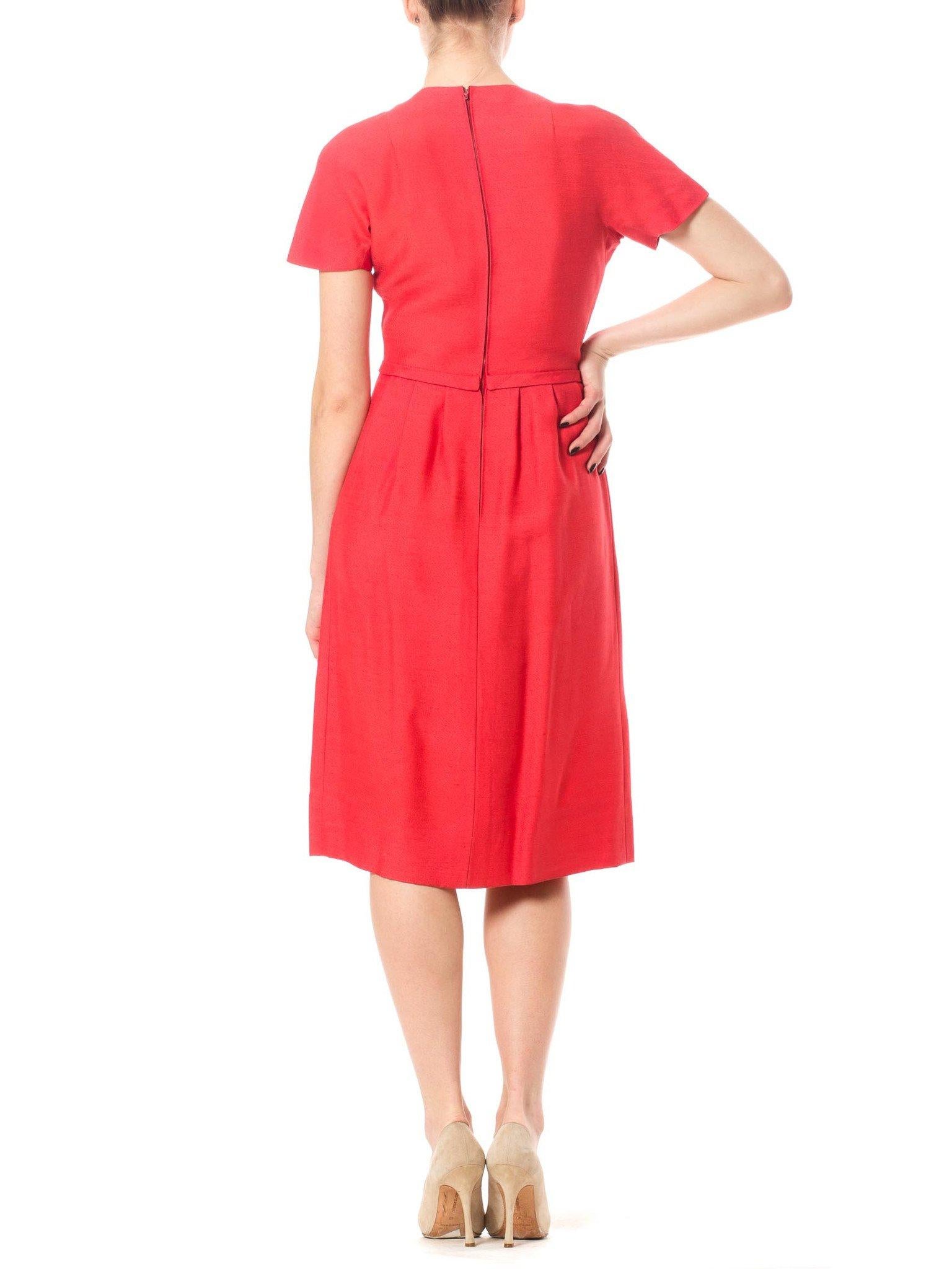 De las mujeres 1960S MAGGY ROUFF Vestido de día de lana caqui con botones delanteros y cintura plisada en venta