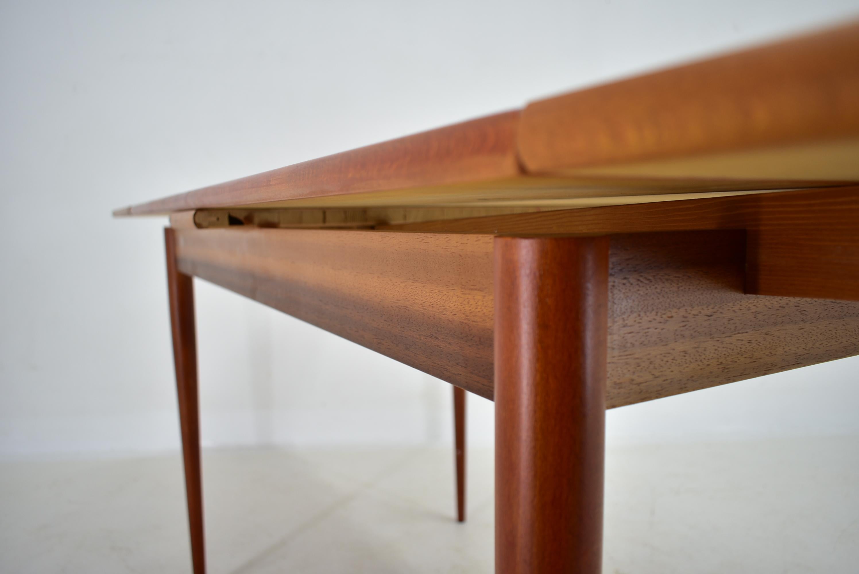 1960s Mahogany Dining Table, Czechoslovakia For Sale 4