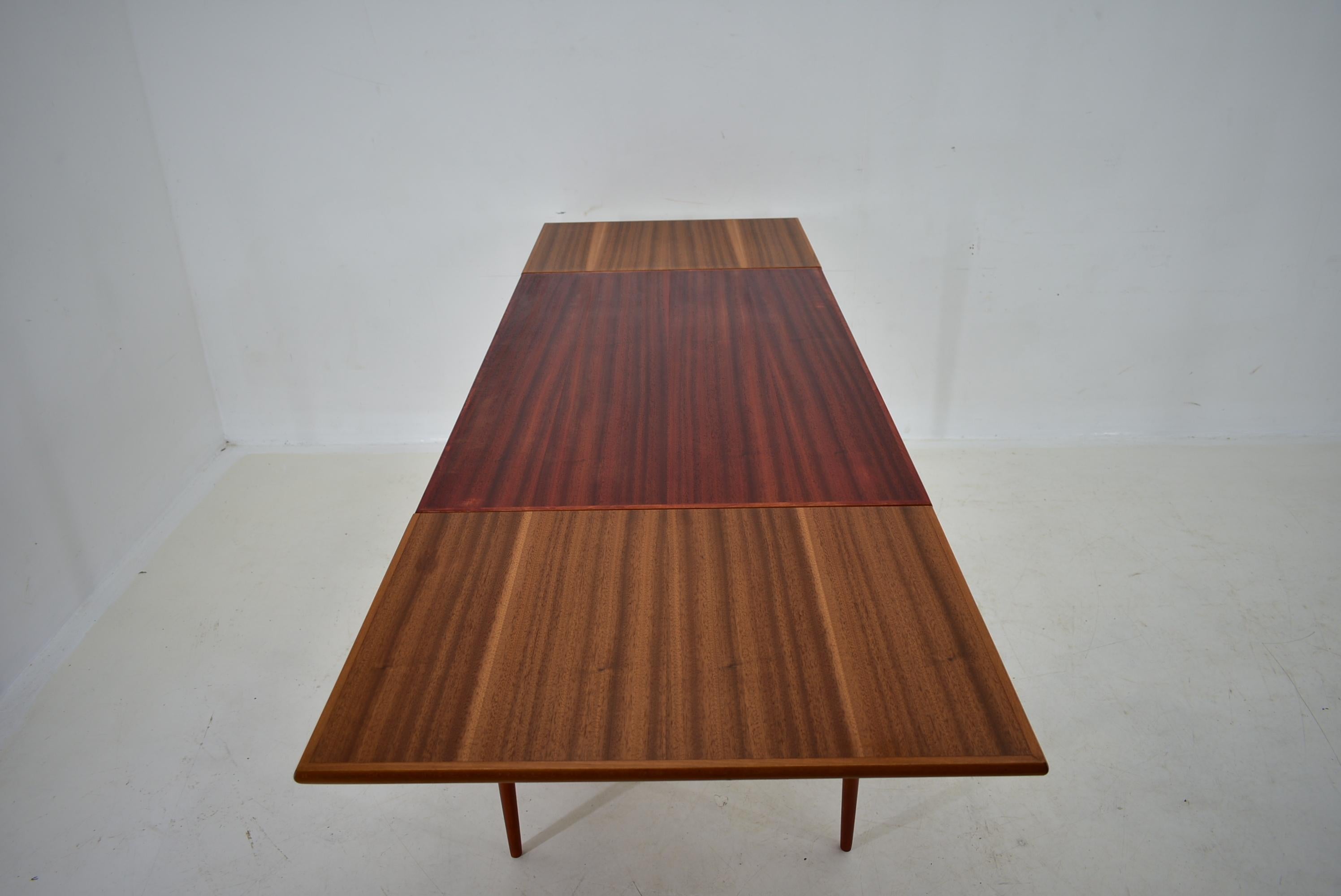 1960s Mahogany Dining Table, Czechoslovakia For Sale 7