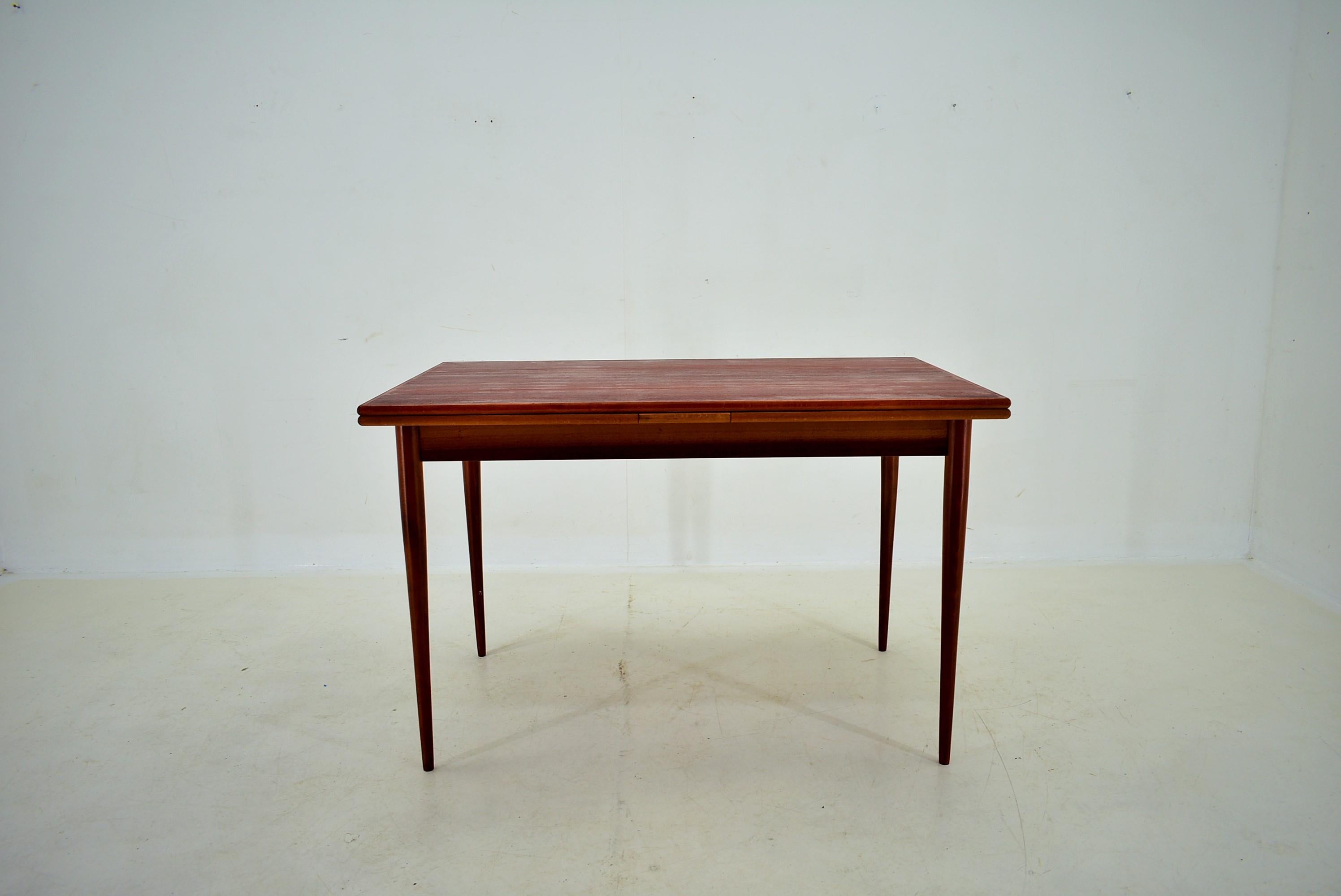 1960s Mahogany Dining Table, Czechoslovakia For Sale 10