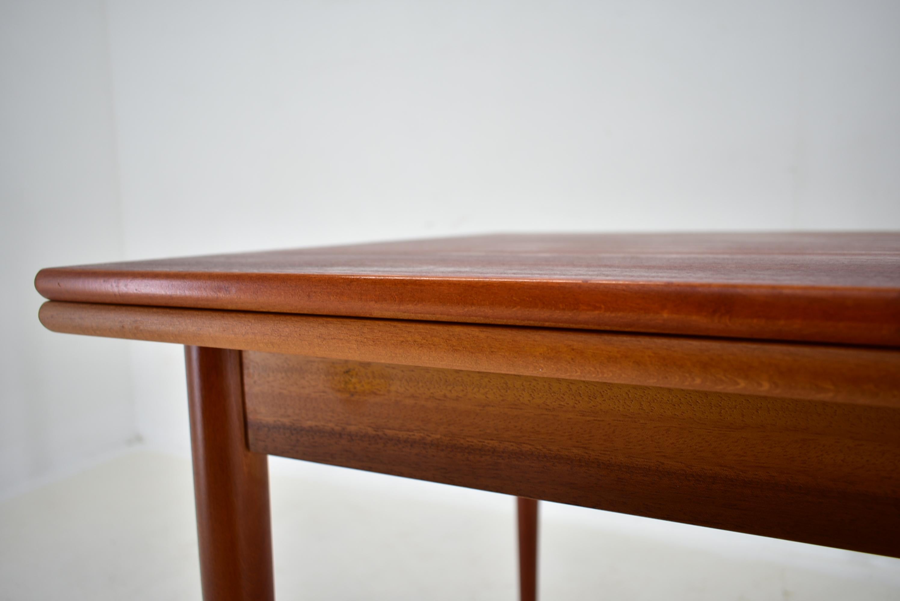 1960s Mahogany Dining Table, Czechoslovakia For Sale 11