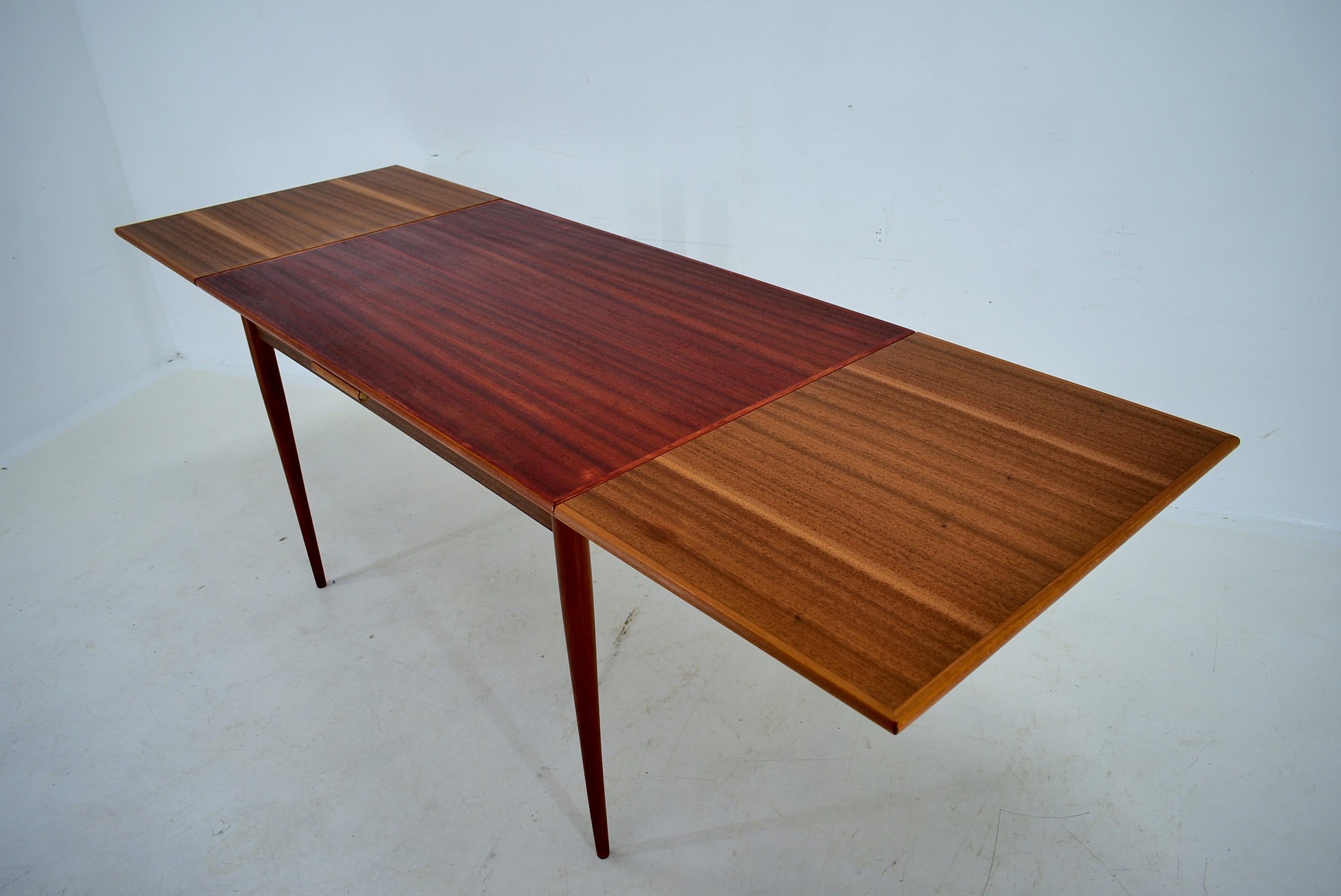 1960s Mahogany Dining Table, Czechoslovakia In Good Condition For Sale In Praha, CZ