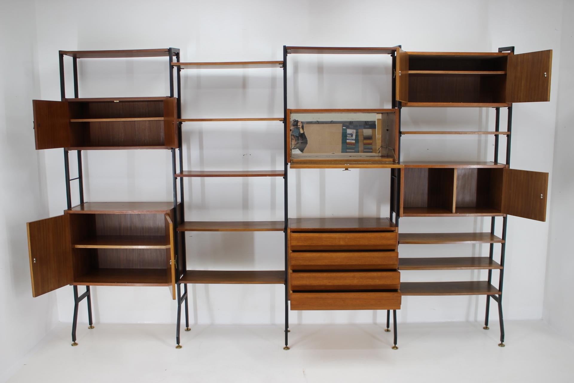 1960s Mahogany Shelving System, Italy In Good Condition For Sale In Praha, CZ