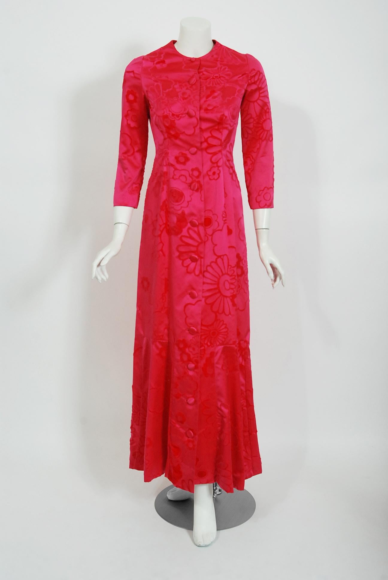 Superbe robe de couture Mainbocher rose shocking abstract floral datant de sa collection de 1970. Comme indiqué, ce modèle a été modélisé par Loulou de la Falaise pour le magazine Vogue. Mainbocher était un couturier très respecté qui a dirigé des