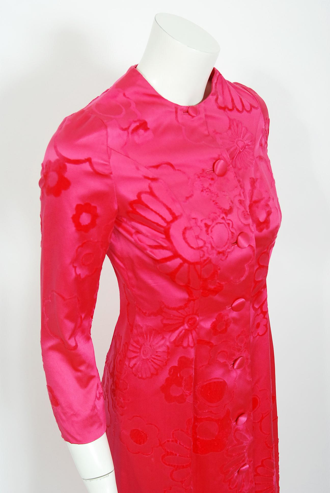 Mainbocher Couture - Robe sirène vintage en soie floquée rose vif, documentée, 1970 Pour femmes en vente