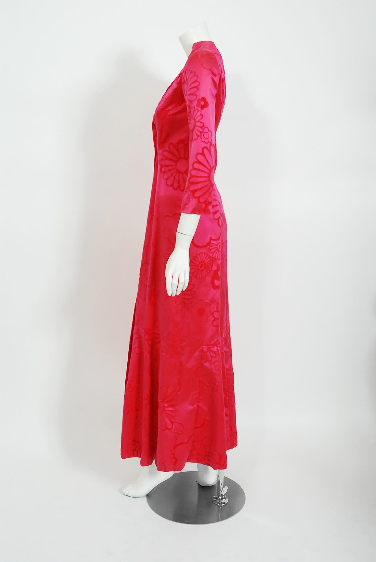 Vintage 1970 Mainbocher Couture Vogue Documented Hot Pink Flocked Silk Dress In Good Condition For Sale In Beverly Hills, CA