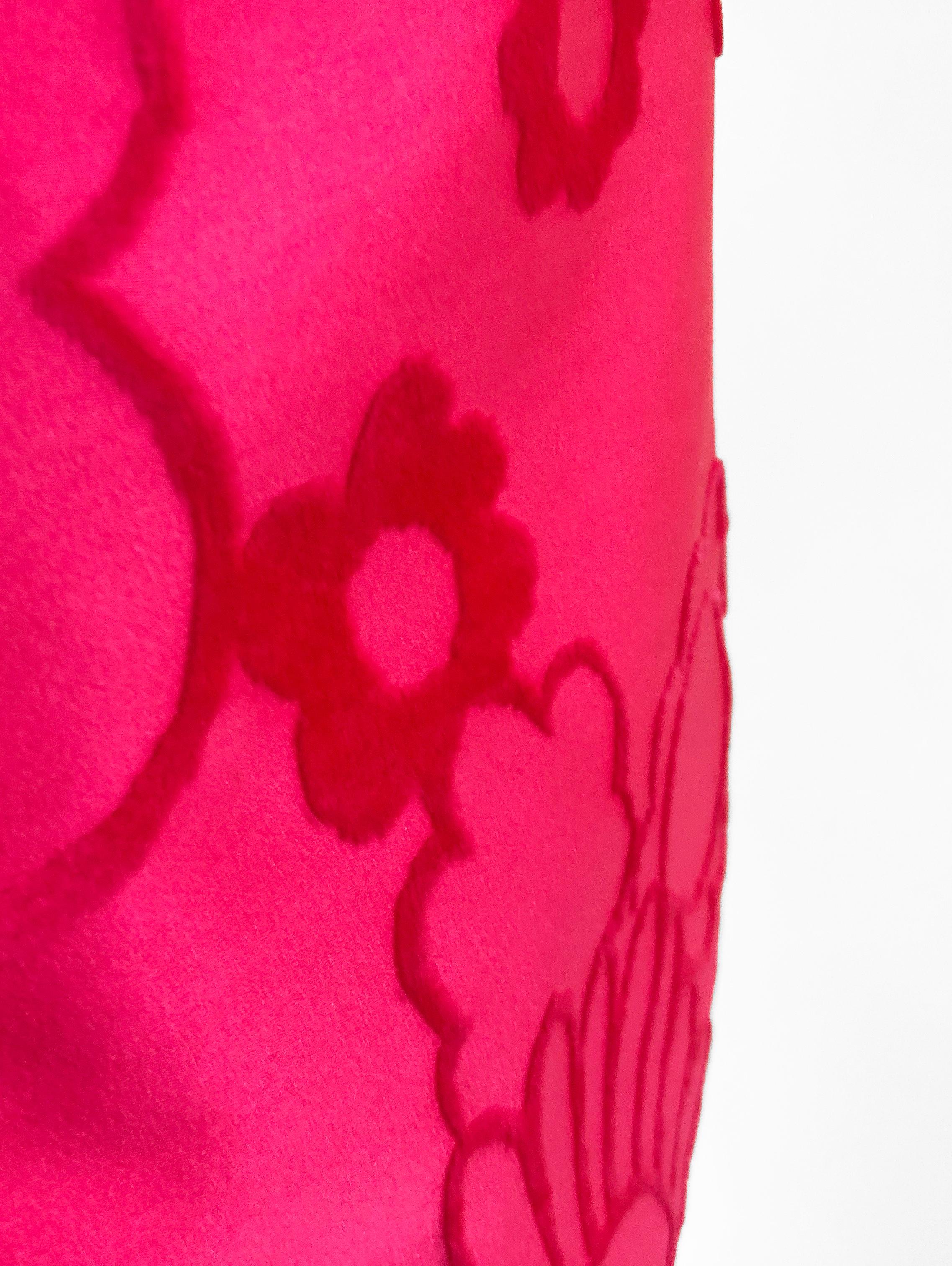 Mainbocher Couture - Robe sirène vintage en soie floquée rose vif, documentée, 1970 en vente 3