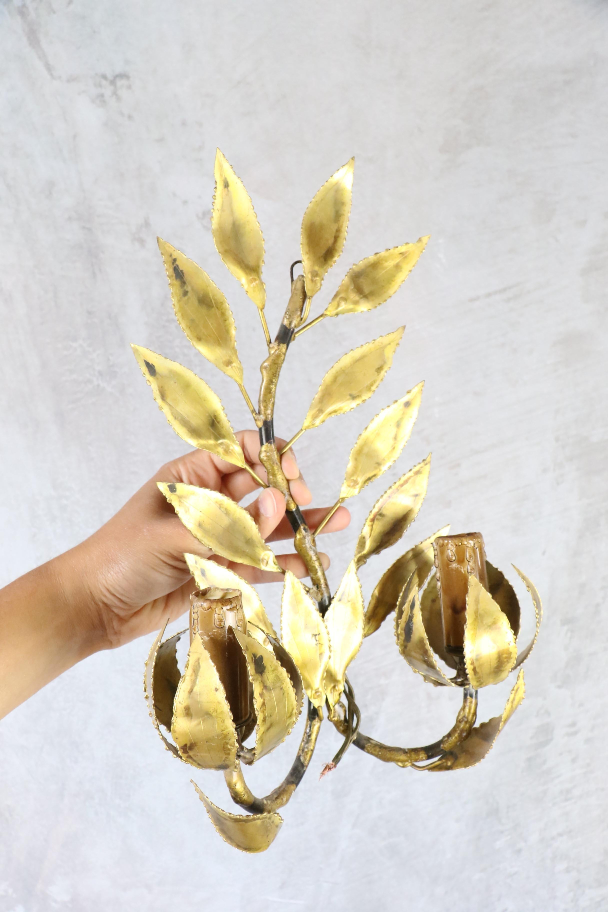 1960 Maison FlorArt Mid-century brass foliage sconce

Superb wall lamp with gilded brass leaves by Florart, made in the 60s. 
The sconce has two lights. 
It works. 