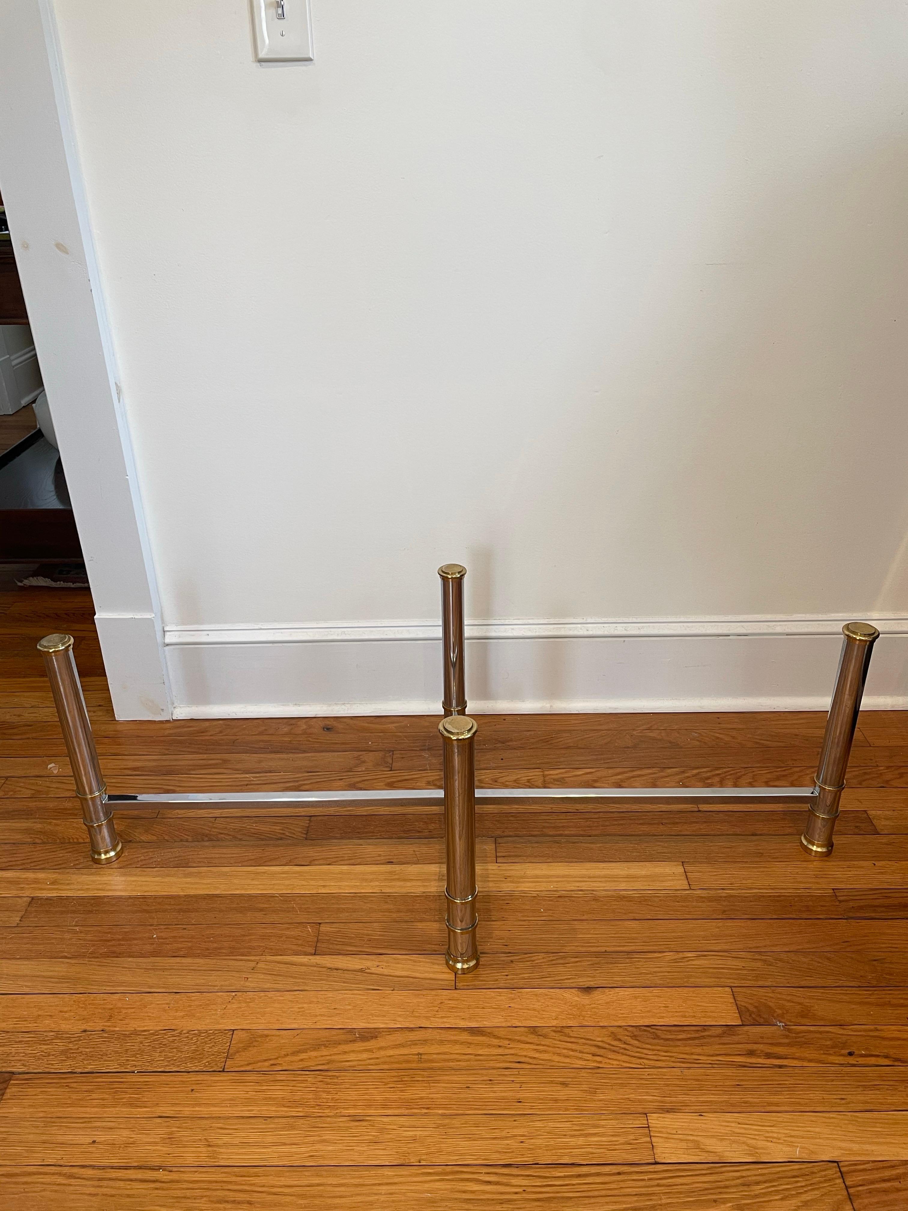 Laiton Table basse à plateau en verre de style Maison Jansen des années 1960 en vente