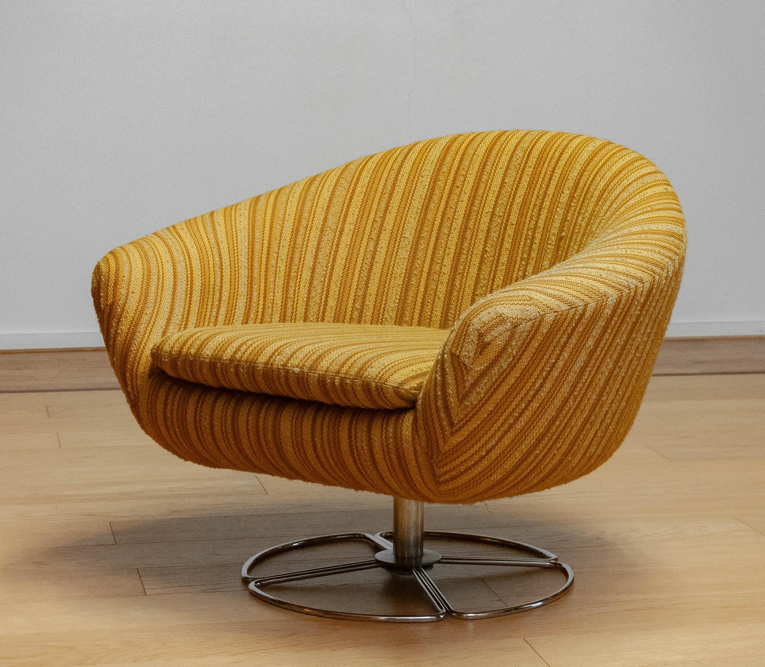 Suédois 1960s Maize Yellow Bouclé Fabric Upholstered Swivel Chair By Dux of Sweden en vente
